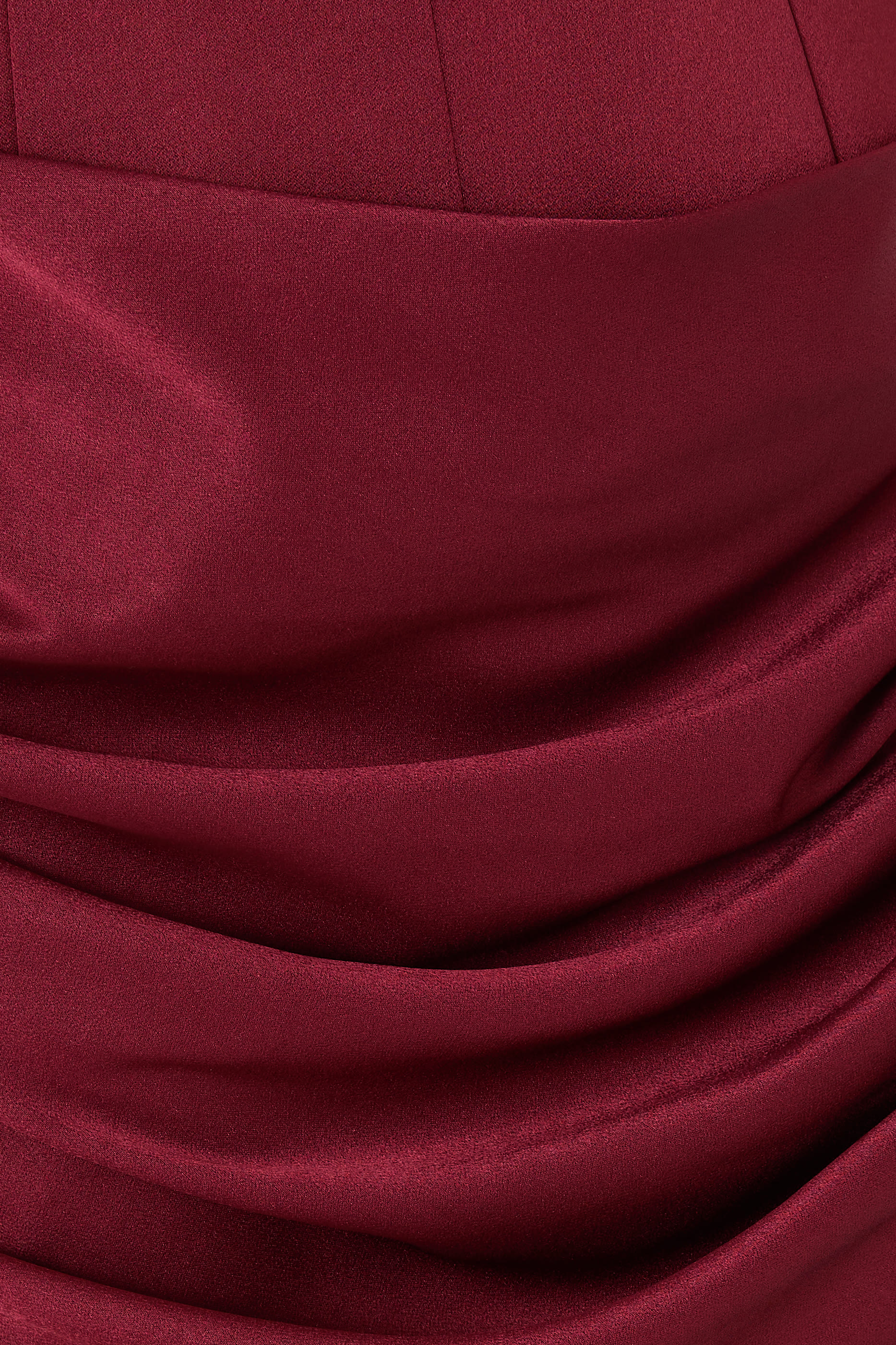 فستان سهرة بقصة مستقيمة طويلة بياقة قلب وتفاصيل درابيه