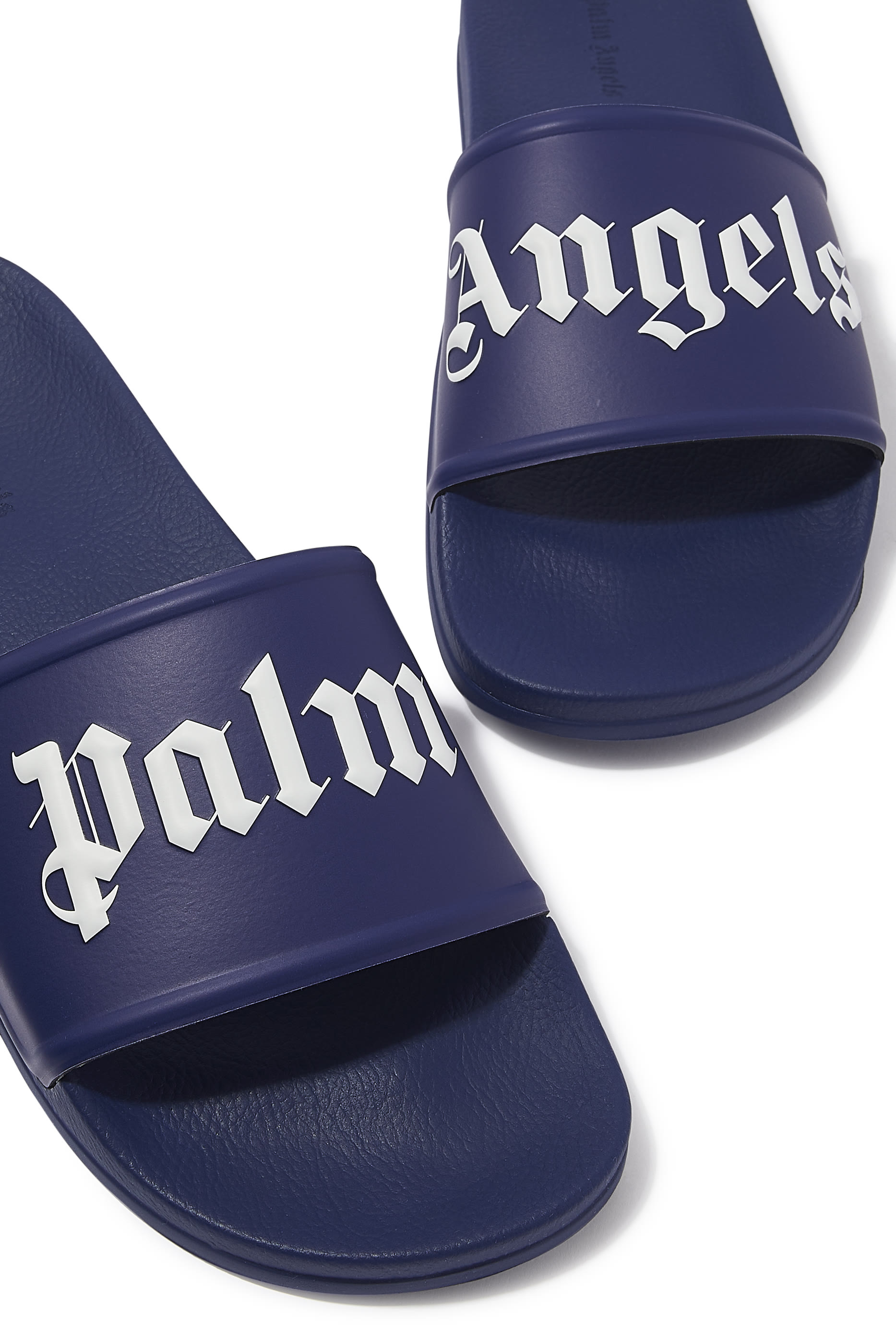 حذاء مفتوح بشعار الماركة