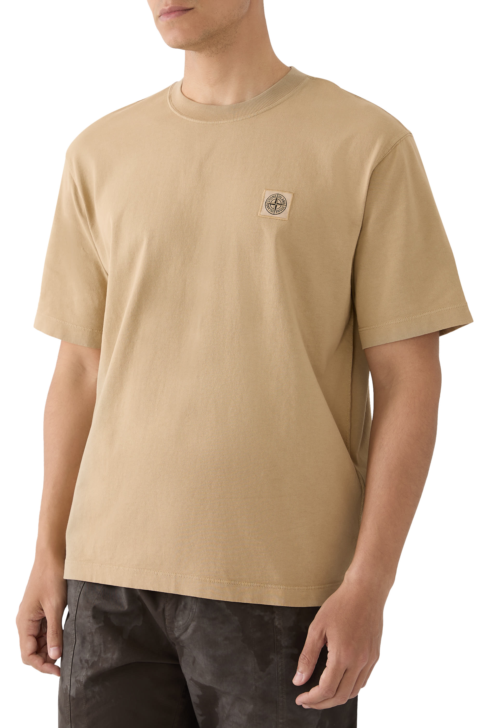 تيشيرت بأكمام قصيرة