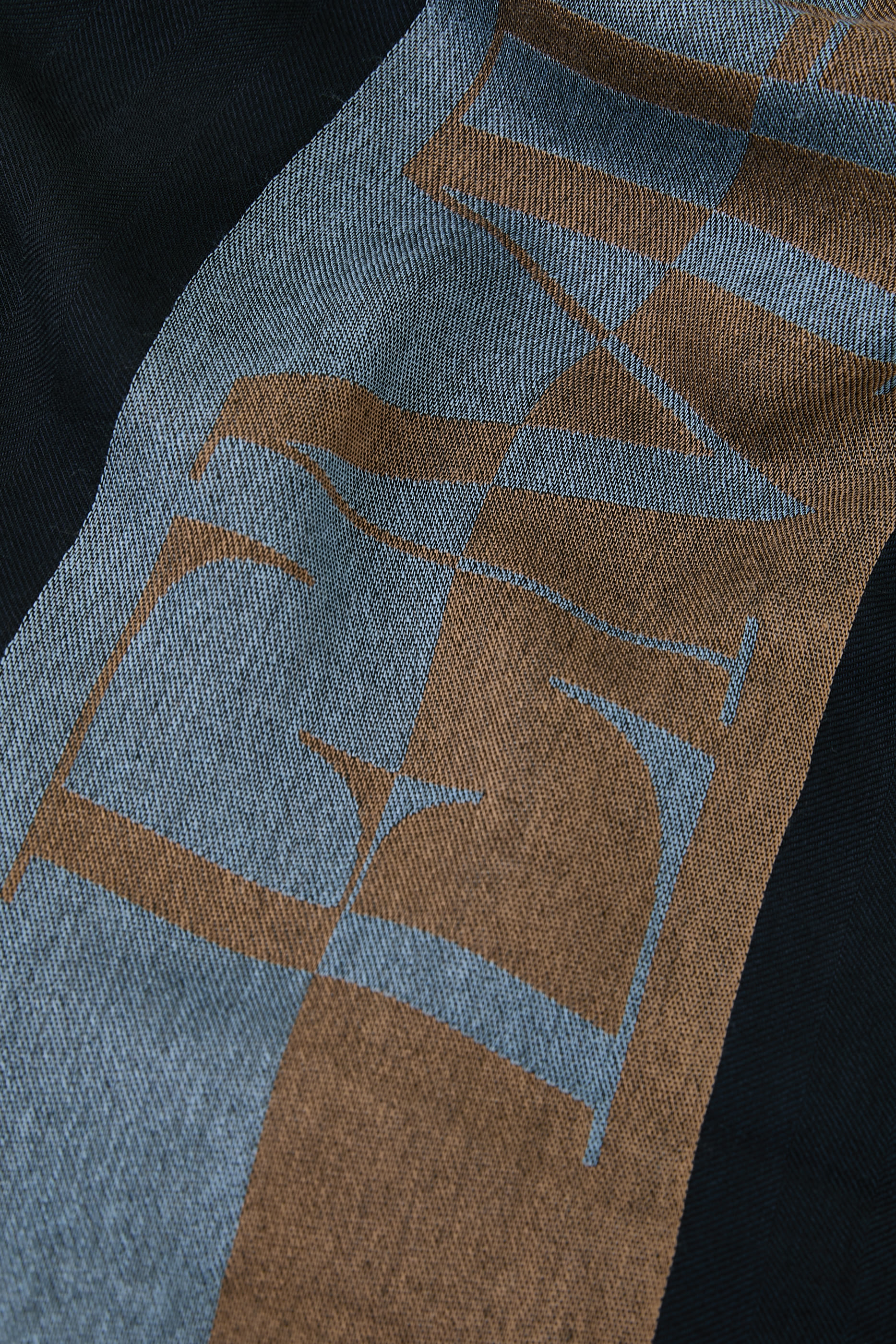  وشاح بلونين مزين بشعار الماركة كبير