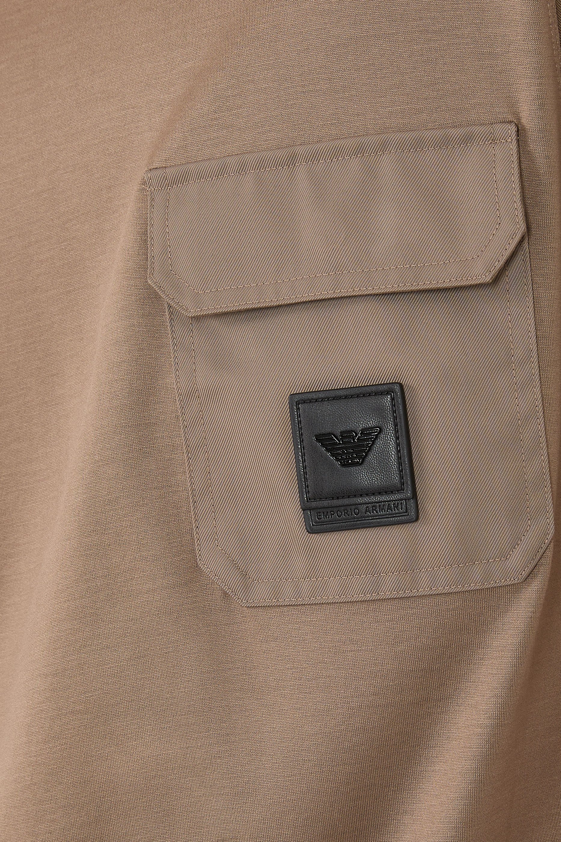 تيشيرت بقصة عادية وجيب خارجي بشعار الماركة