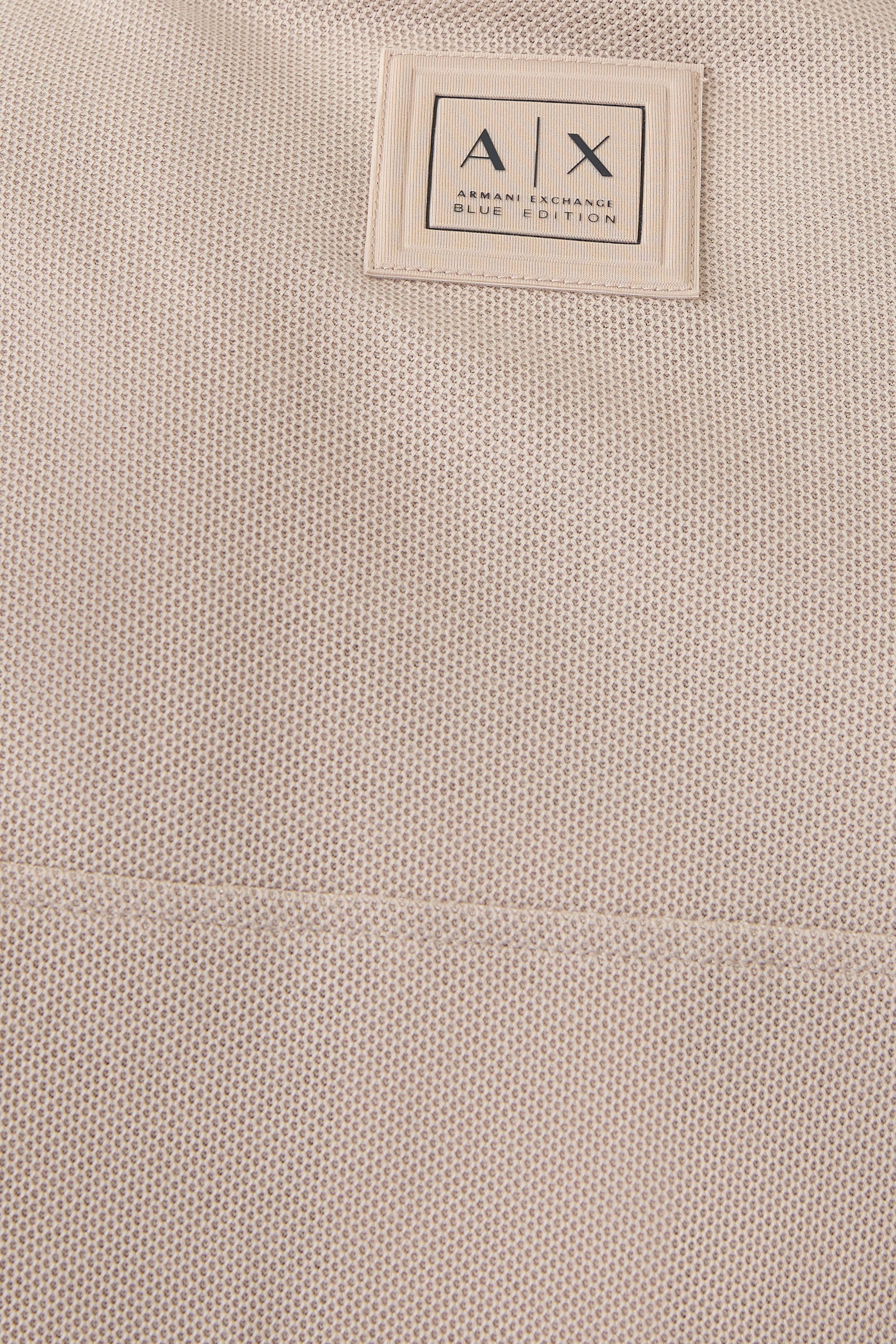 قميص بولو بأزرار بشعار الماركة