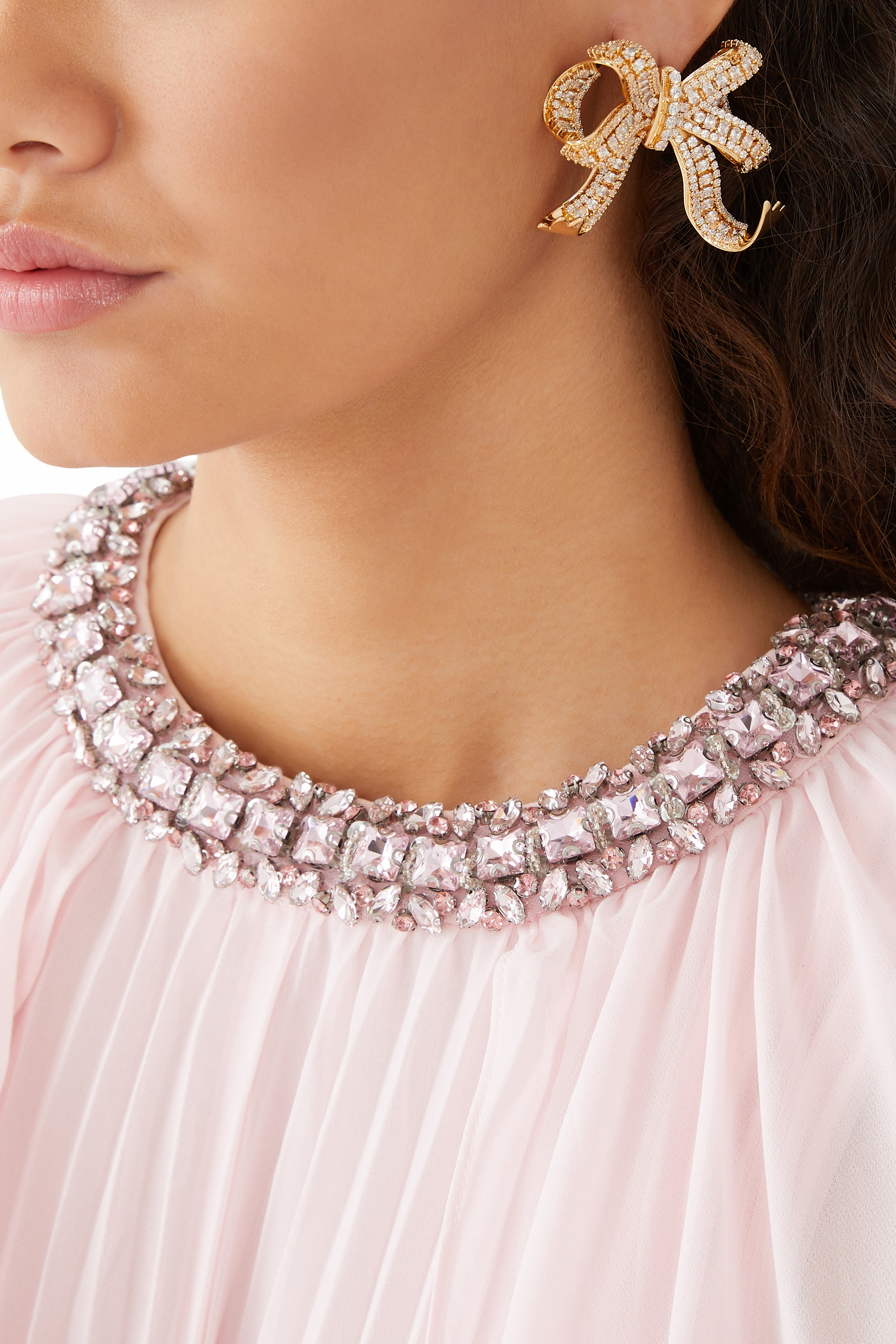 أقراط بتصميم ربطة فيونكة مرصعة بالكريستال