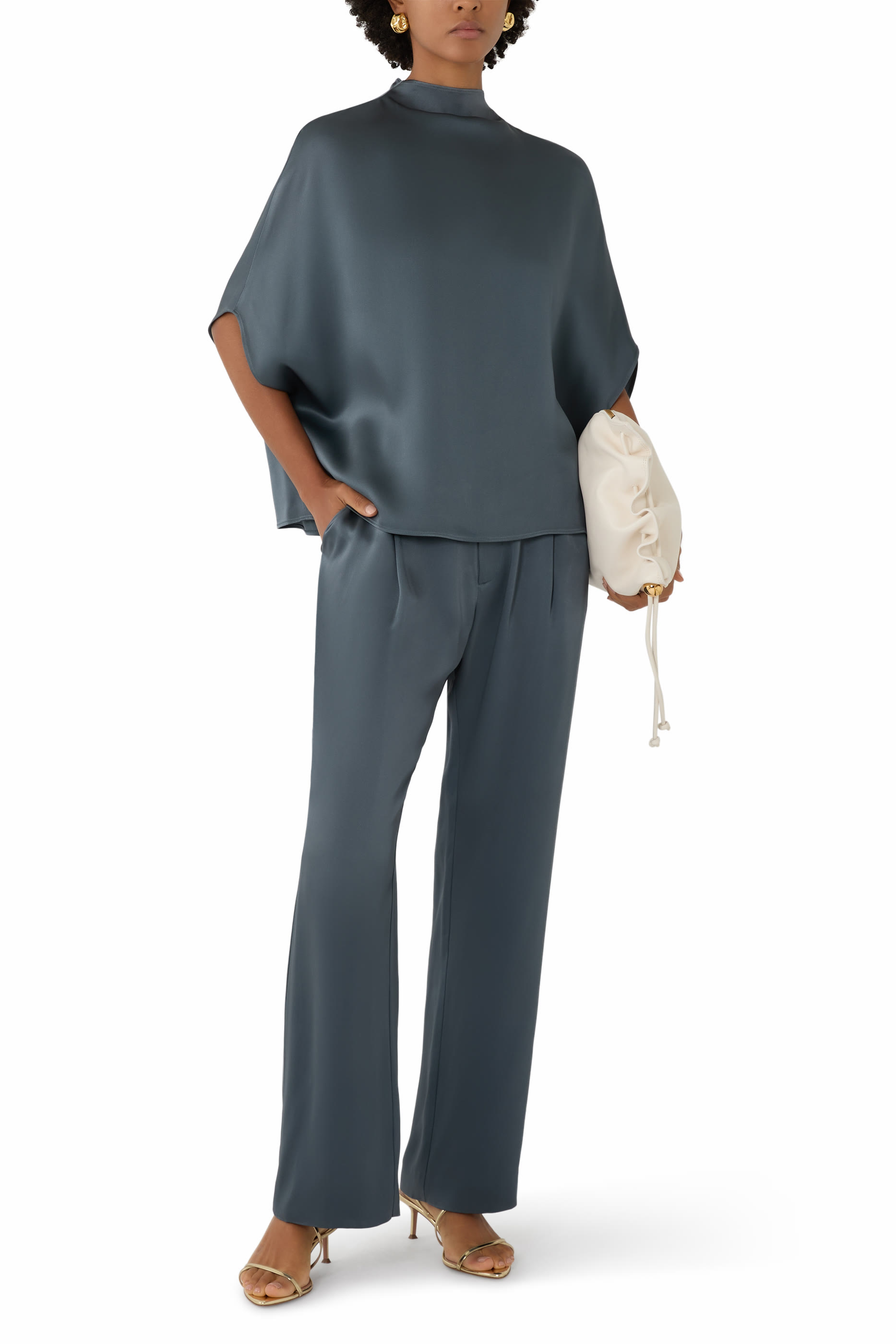 بنطال بقصة تضيق نحو الأسفل بطيات ستان