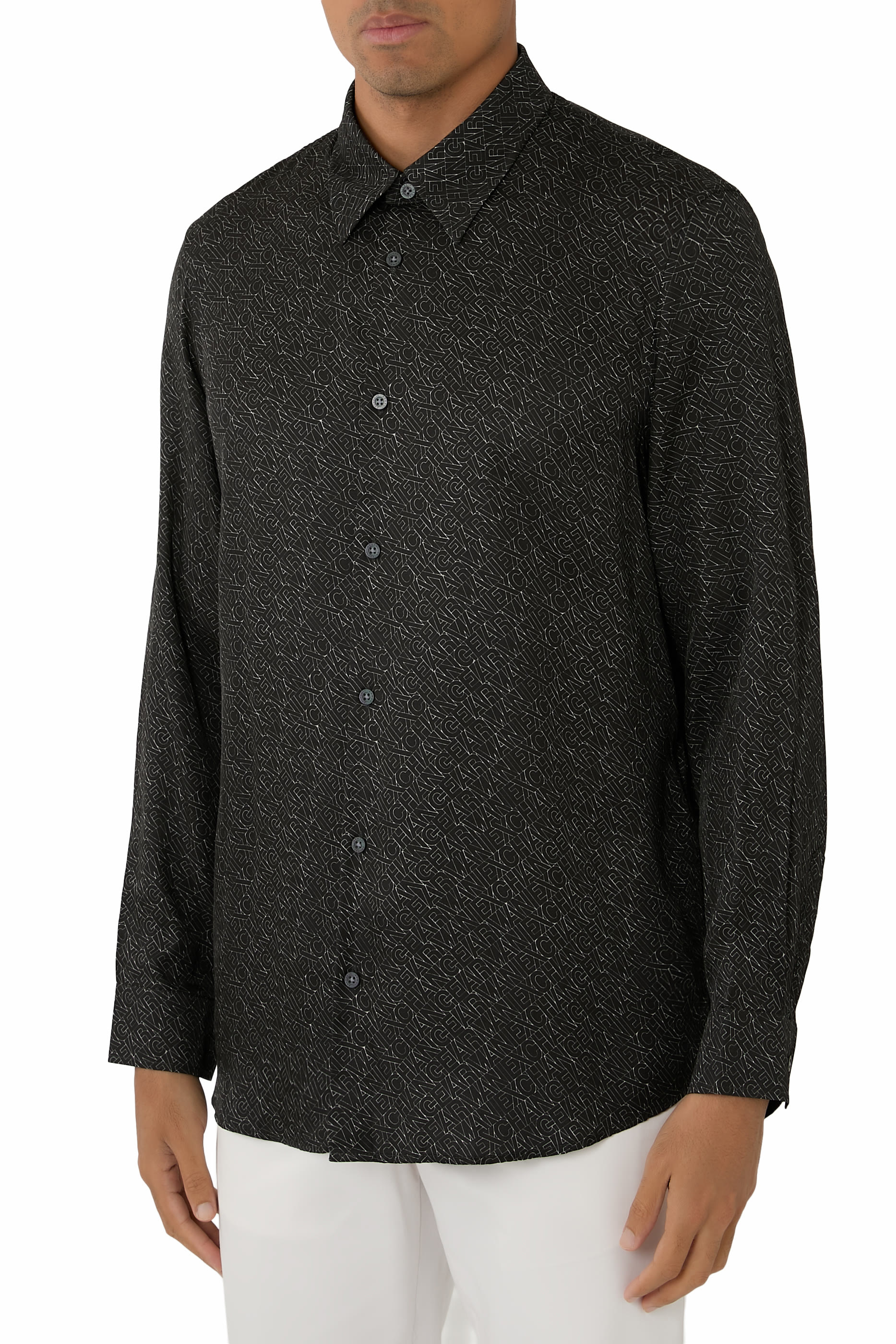 قميص بأكمام طويلة مزين كليا بنقشة شعار الماركة