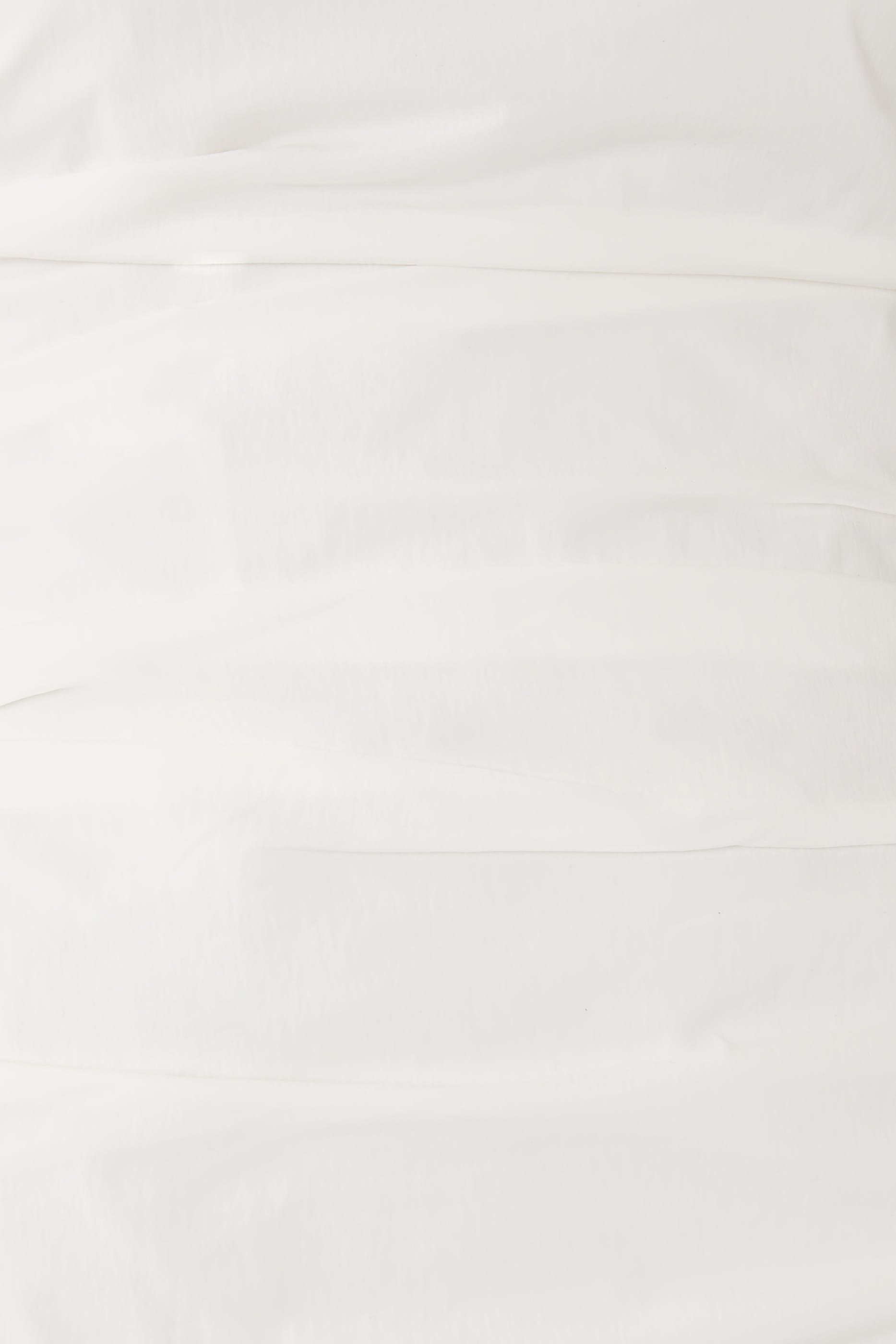 فستان بلا حمالات بكشكش