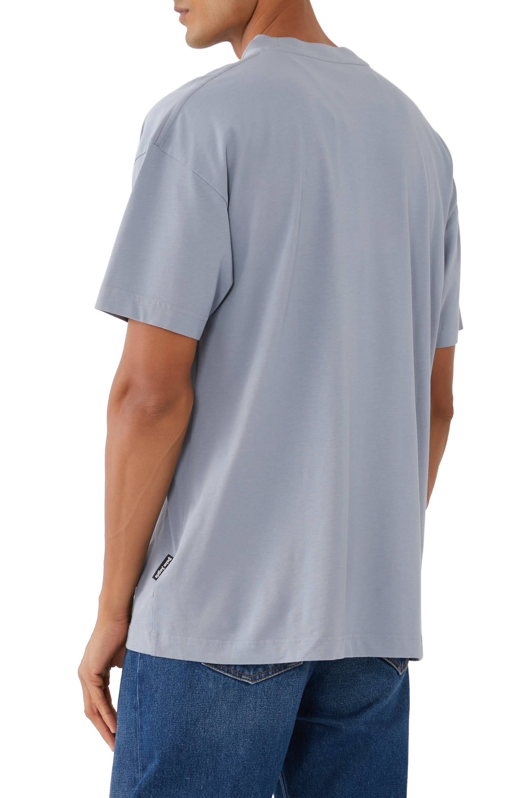 تيشيرت بشعار الماركة عند العنق