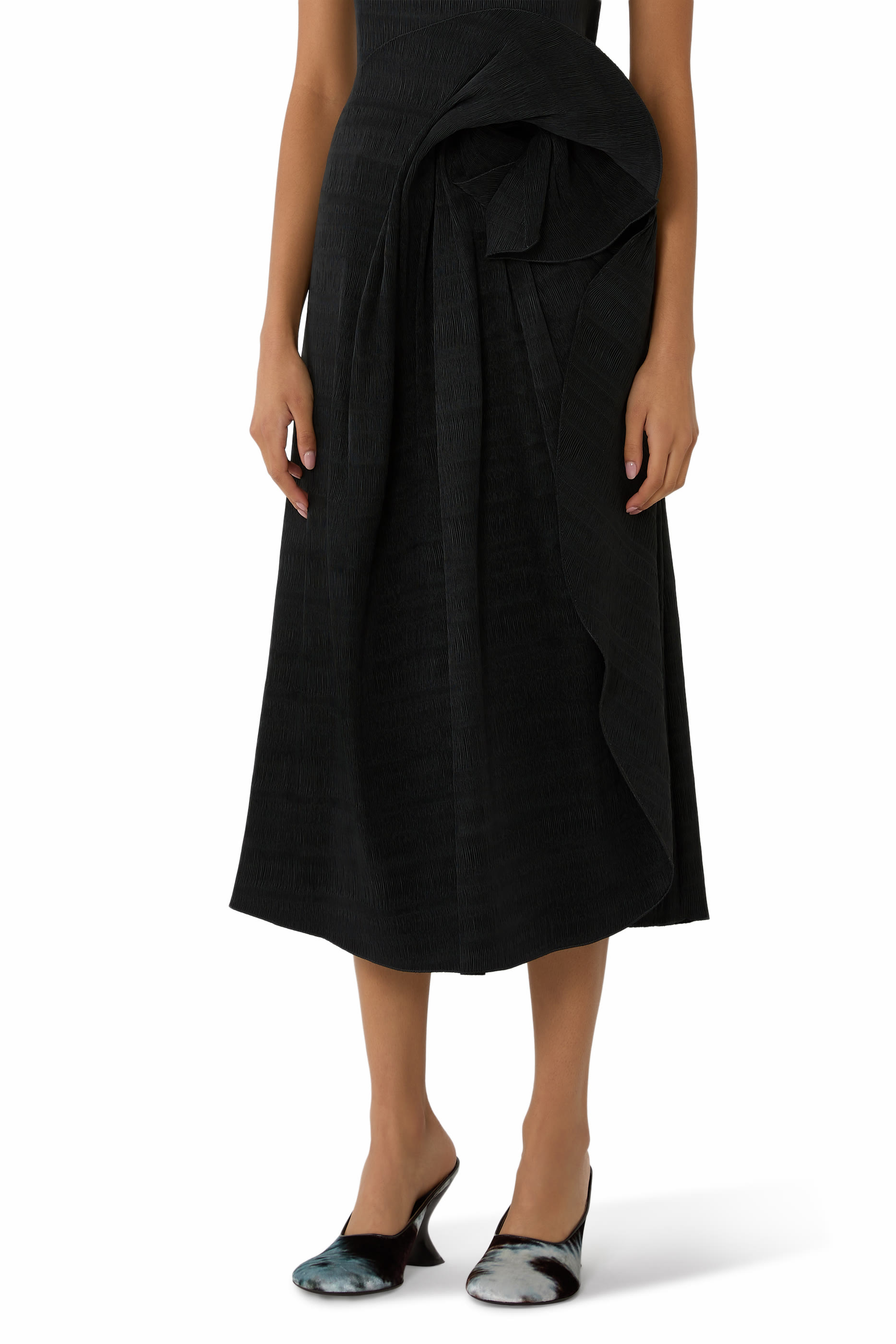 تنورة متوسطة الطول بزهرة