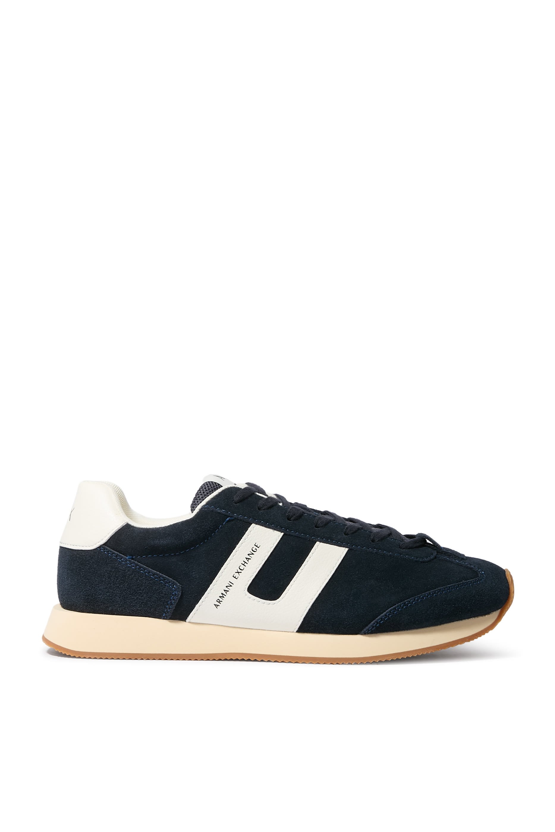 سنيكرز بشريط شعار الماركة عند الجانب