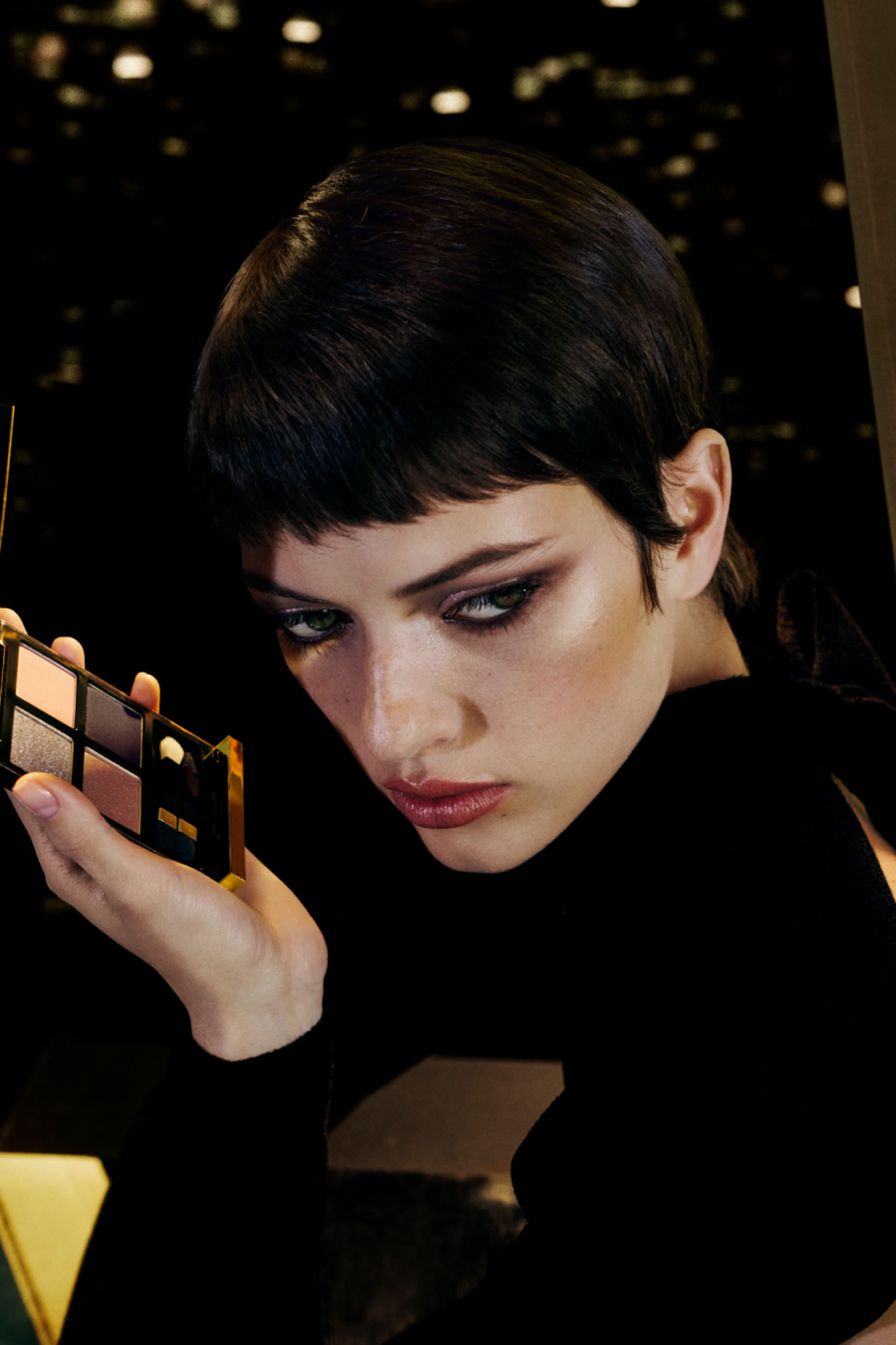 مجموعة هدية لوحة ظلال عيون بأربعة ألوان وأحمر شفاه بحجم صغير فاخر