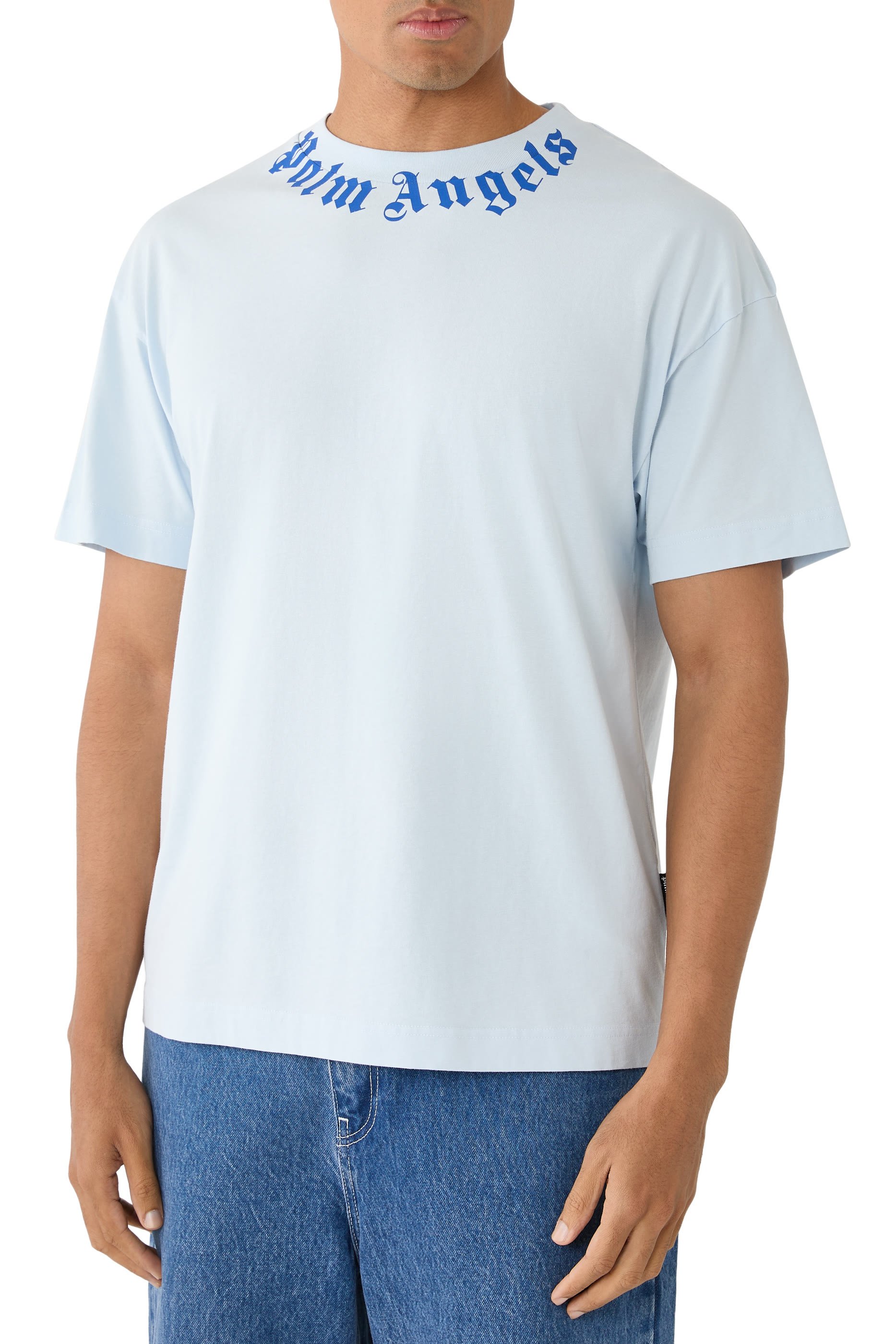 تيشيرت بشعار الماركة عند الياقة