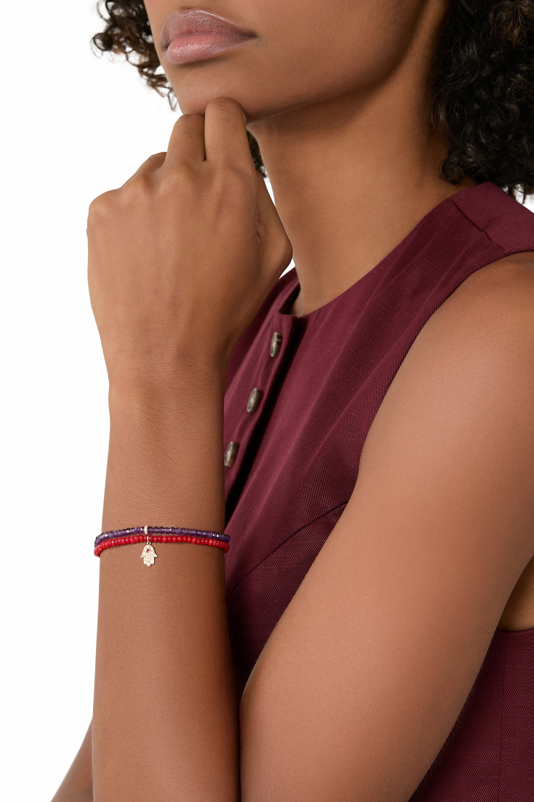 سوار خرز بحلية صفيرة بتصميم كف مرصع بالماس والياقوت وحبات الخيزران من البحر الأحمر ذهب أصفر عيار 14