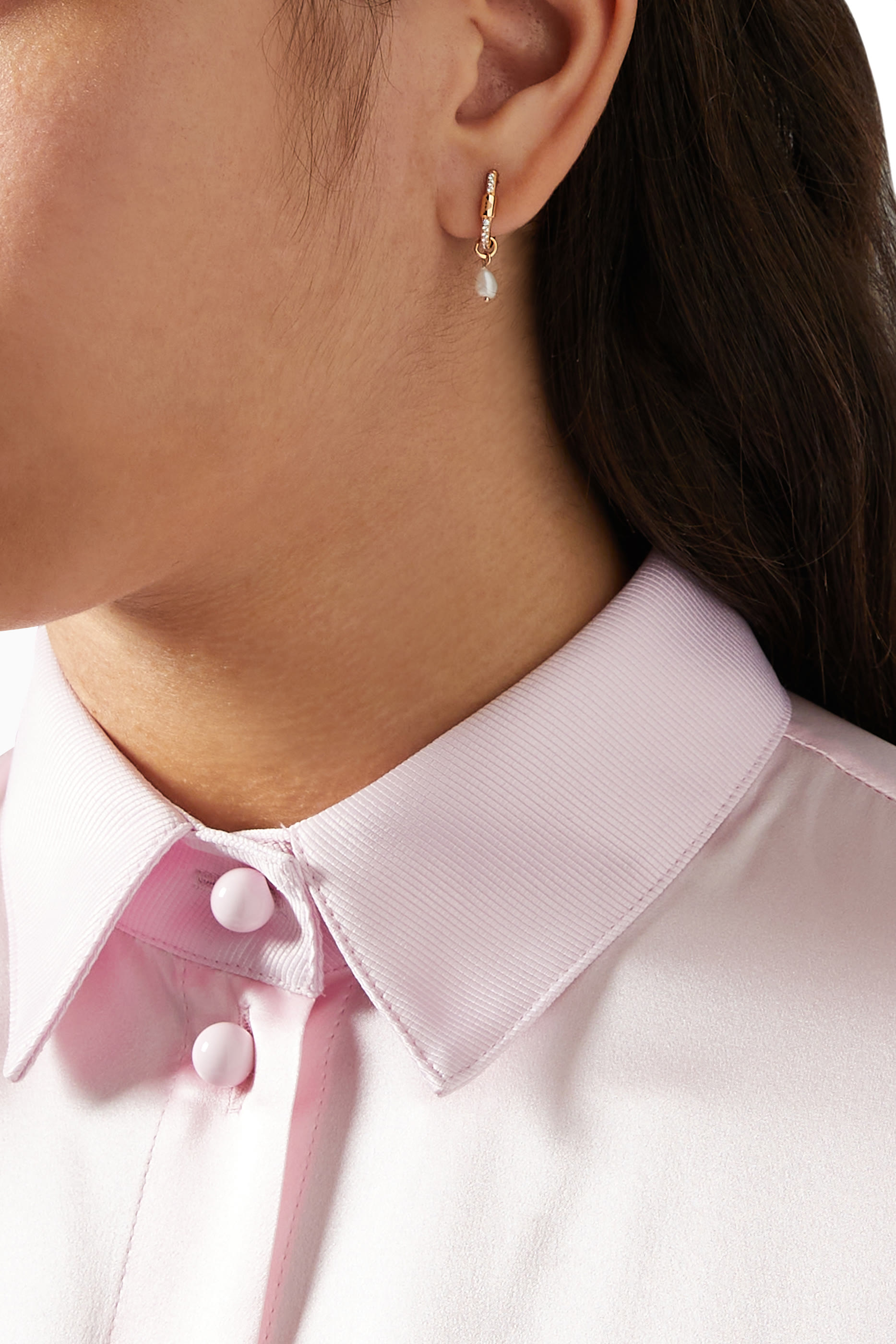 أقراط سانتيمانتل بشعار الماركة EA