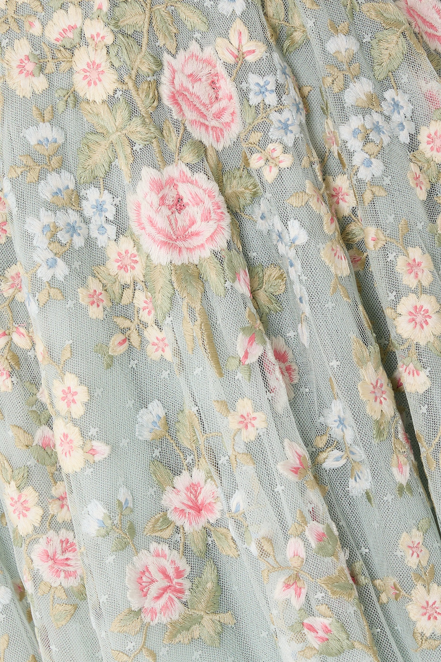 فستان أنطوانيت قصير بأكتاف مكشوفة وتطريزات زهور نسيج دقيق