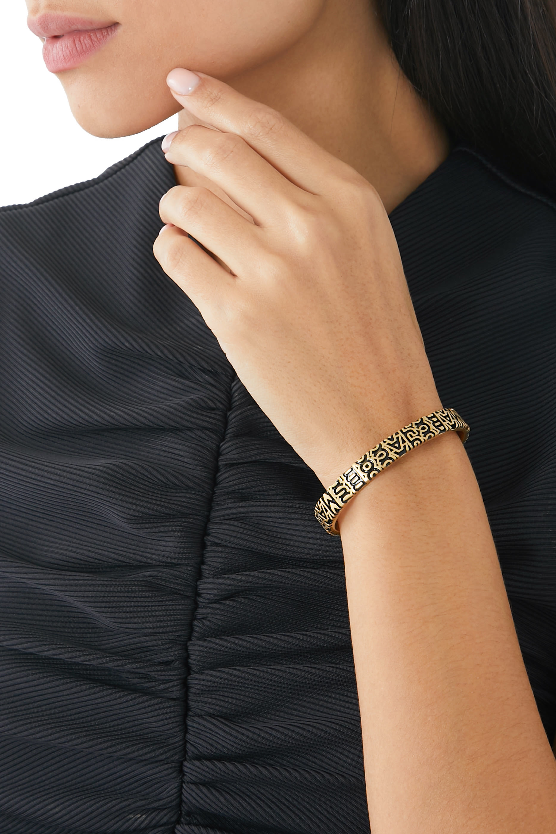 سوار مفتوح محفور بحروف شعار الماركة