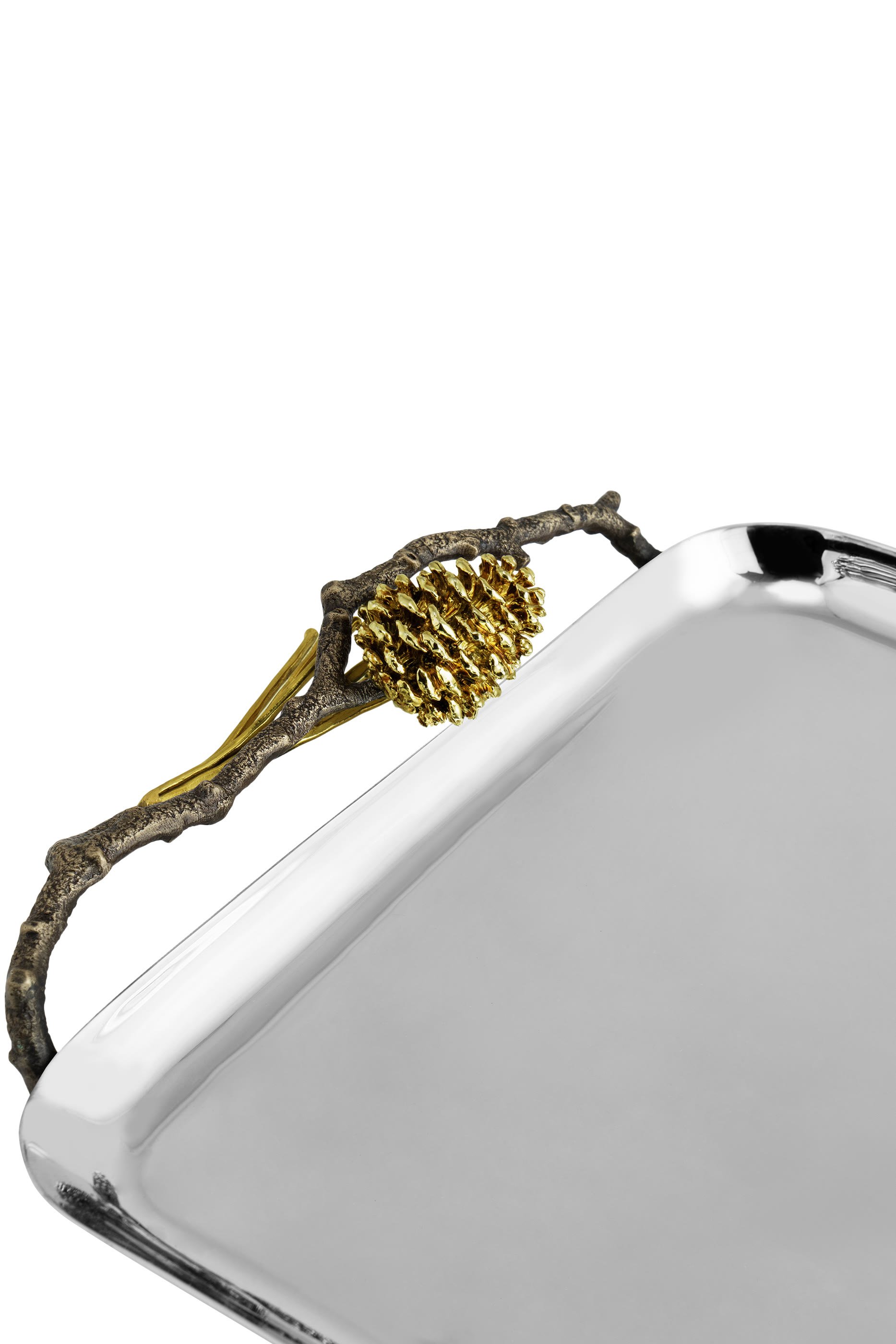 صينية صغيرة مزينة بالصنوبر