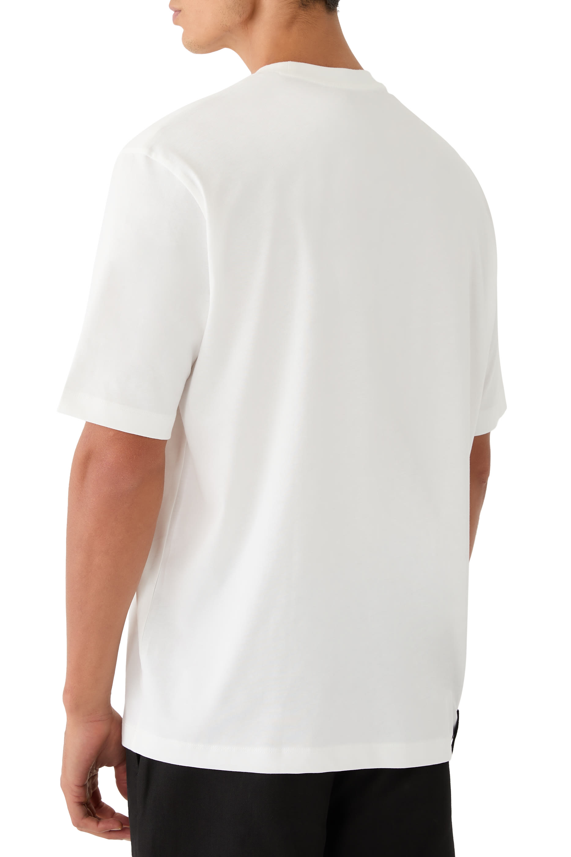 تيشيرت مخطط بجيب جانبي وأكمام قصيرة مزين بشعار الماركة 