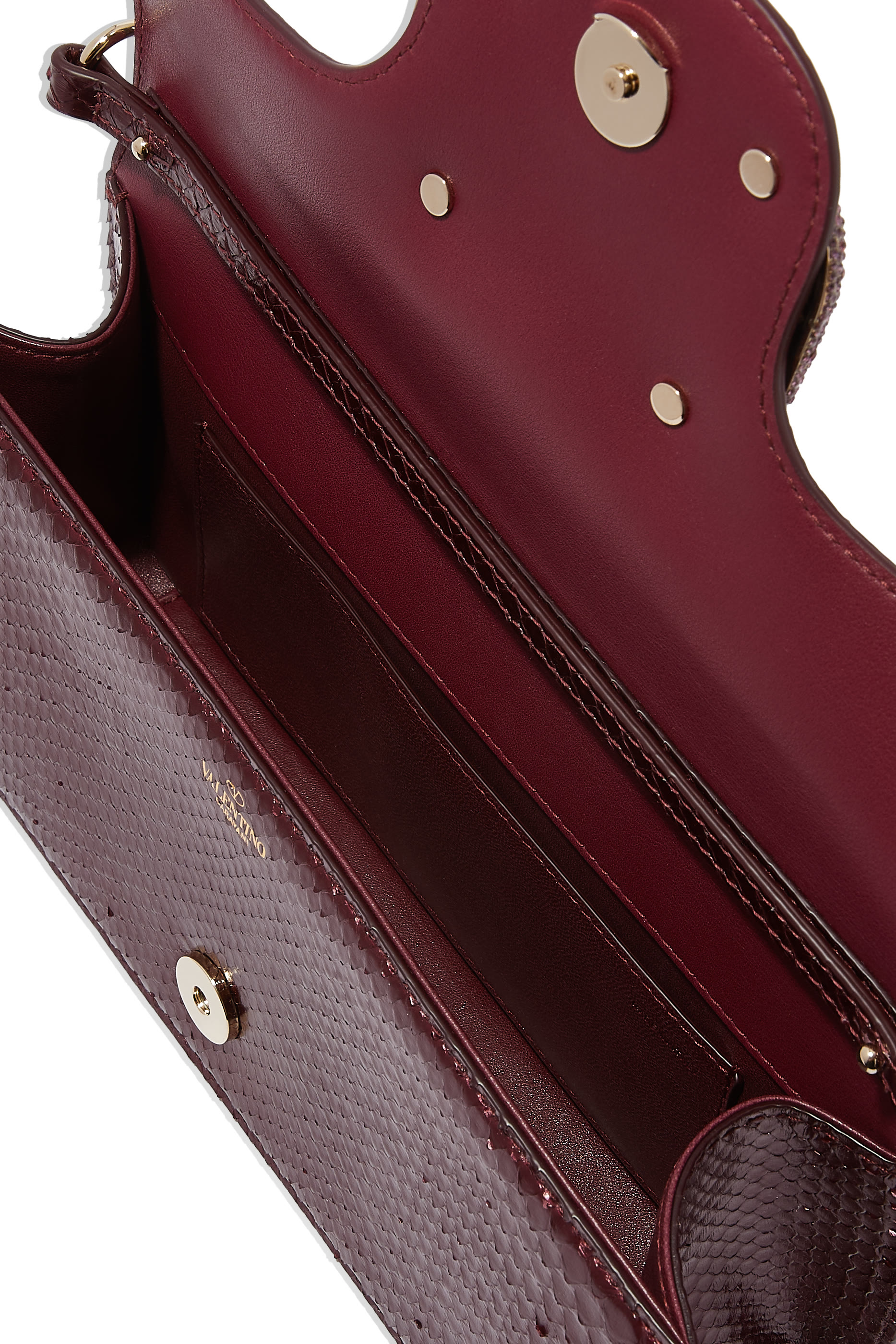 حقيبة كلاتش بسلسلة وشعار حرف V حصريا للشرق الأوسط