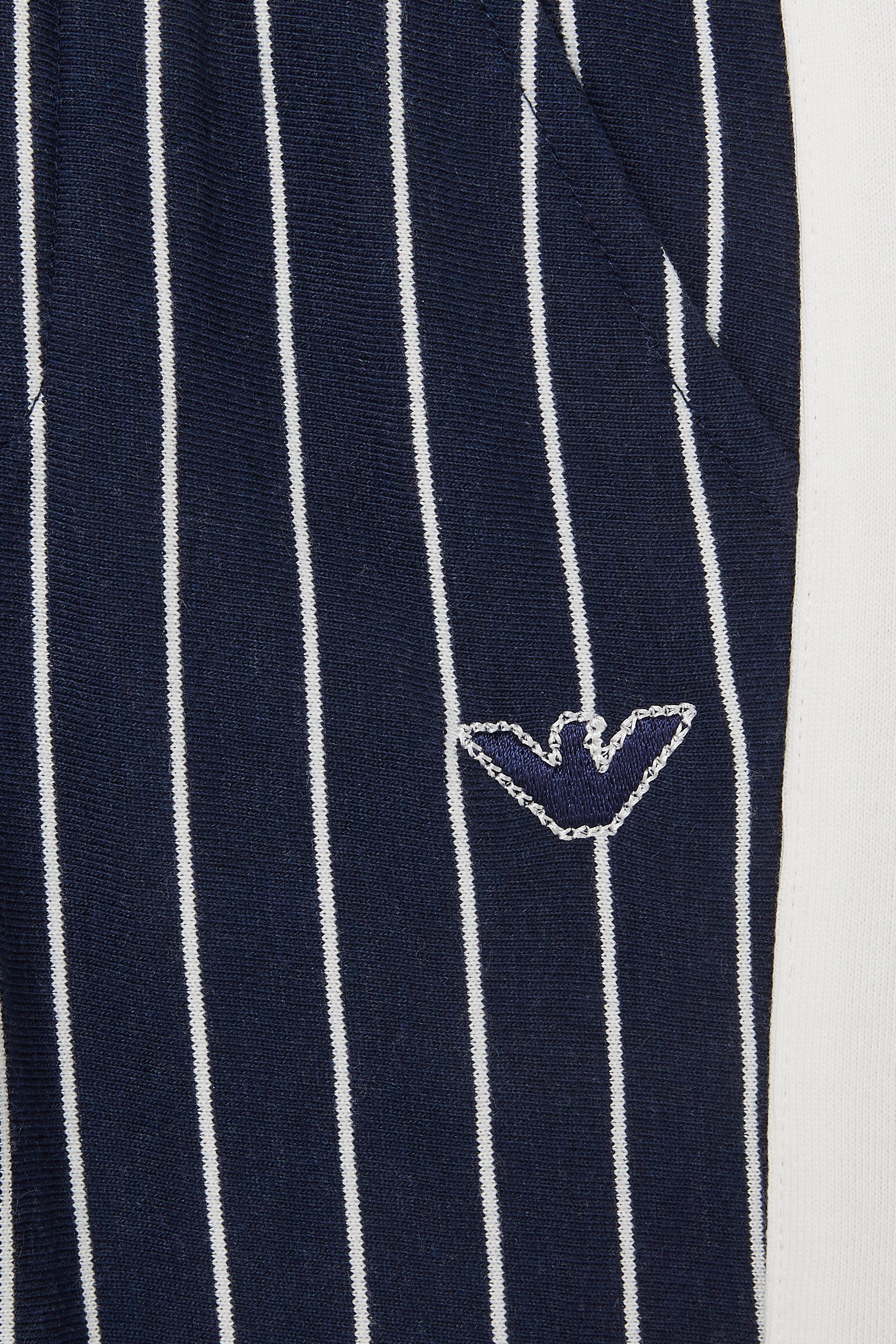 بنطال مخطط بتطريز شعار الماركة للأطفال