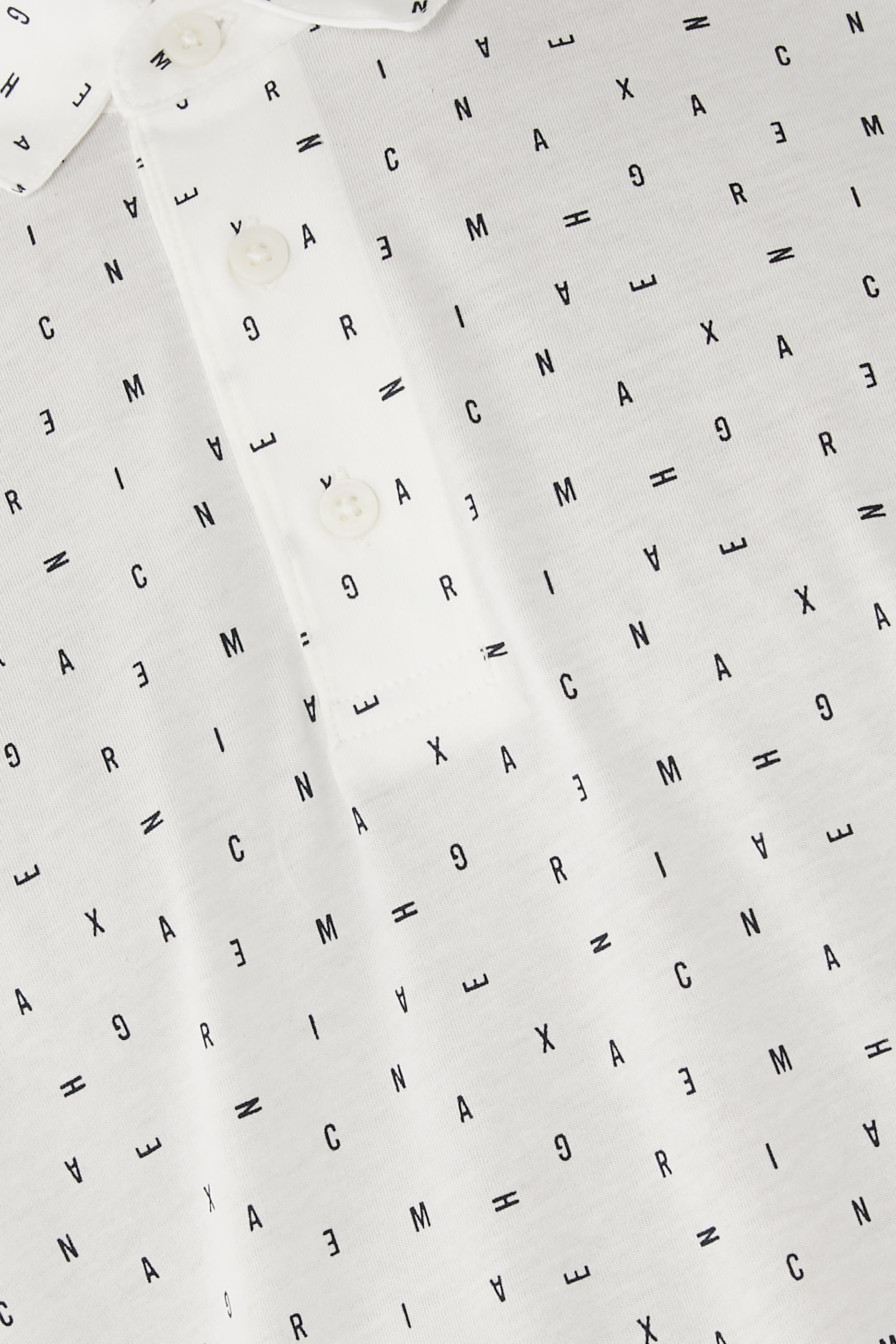 قميص بولو مزين بحروف