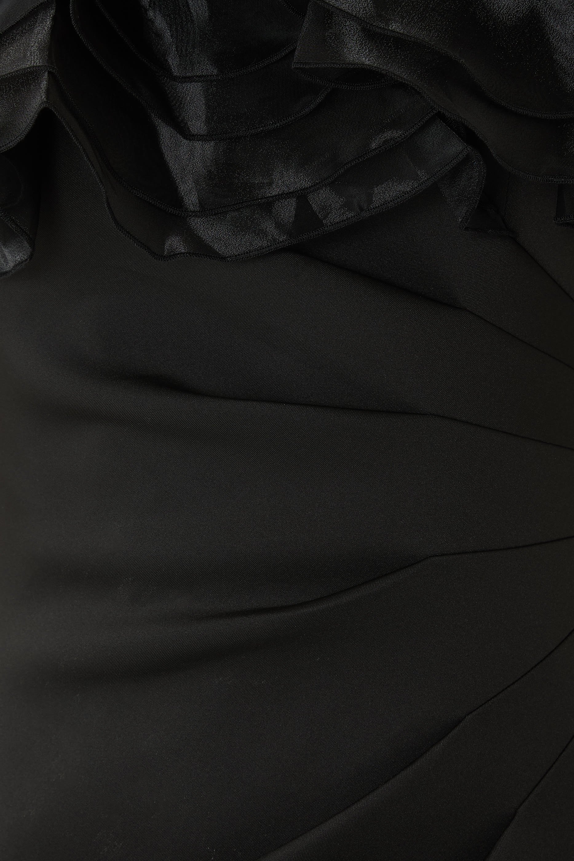 فستان سهرة بأكتاف مكشوفة وكشكش