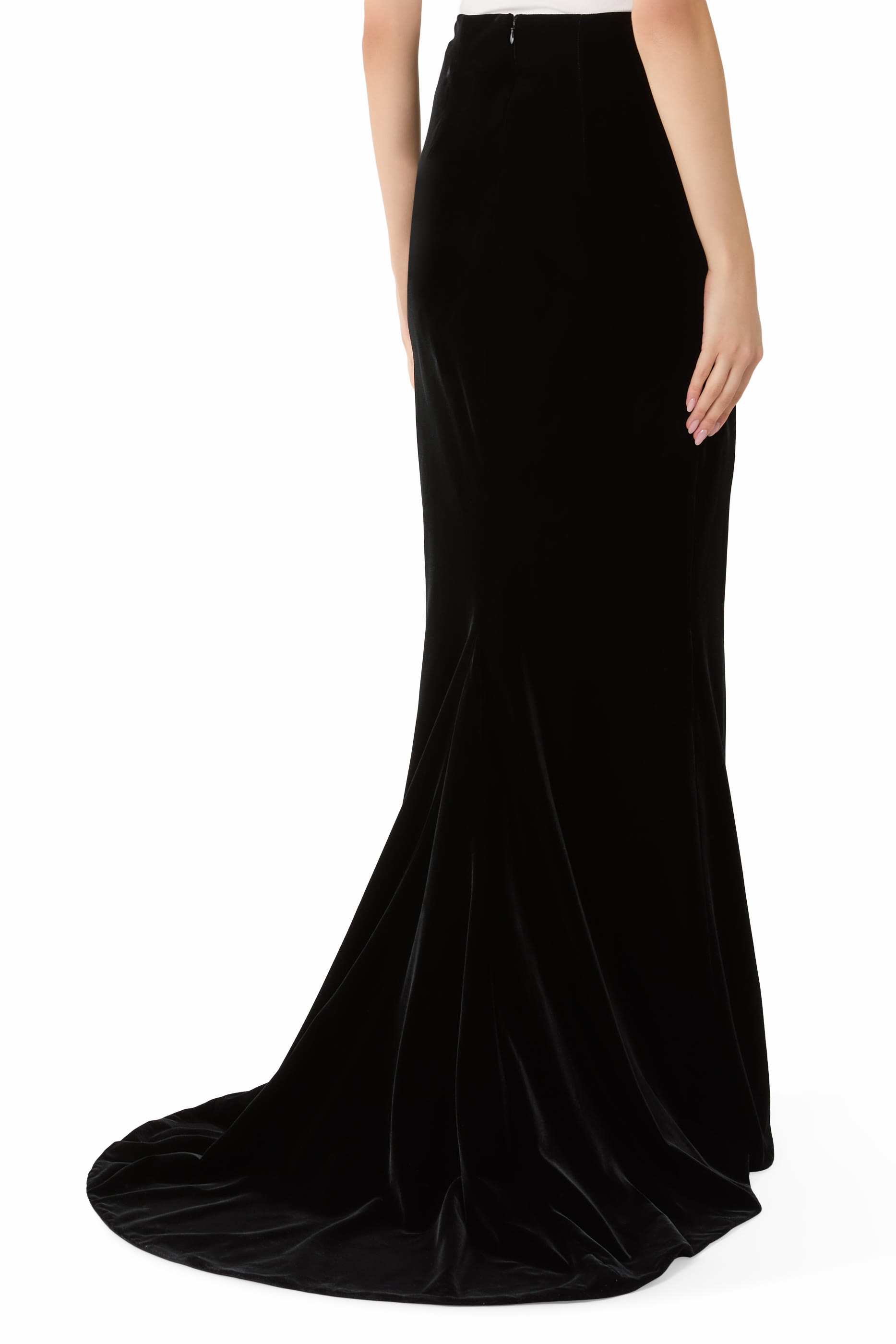 تنورة بذيل طويل مخمل