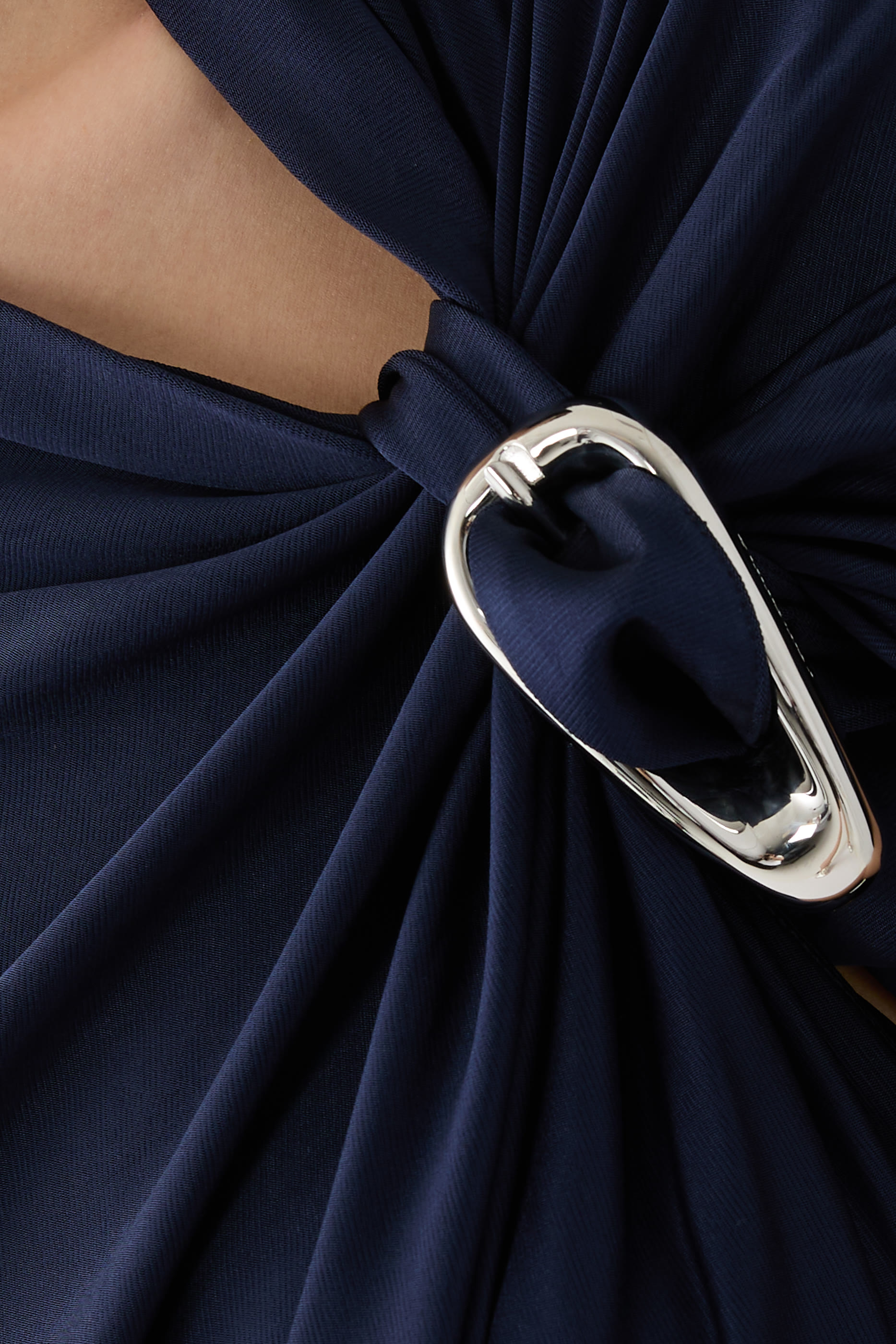 فستان طويل بتصميم غير متماثل