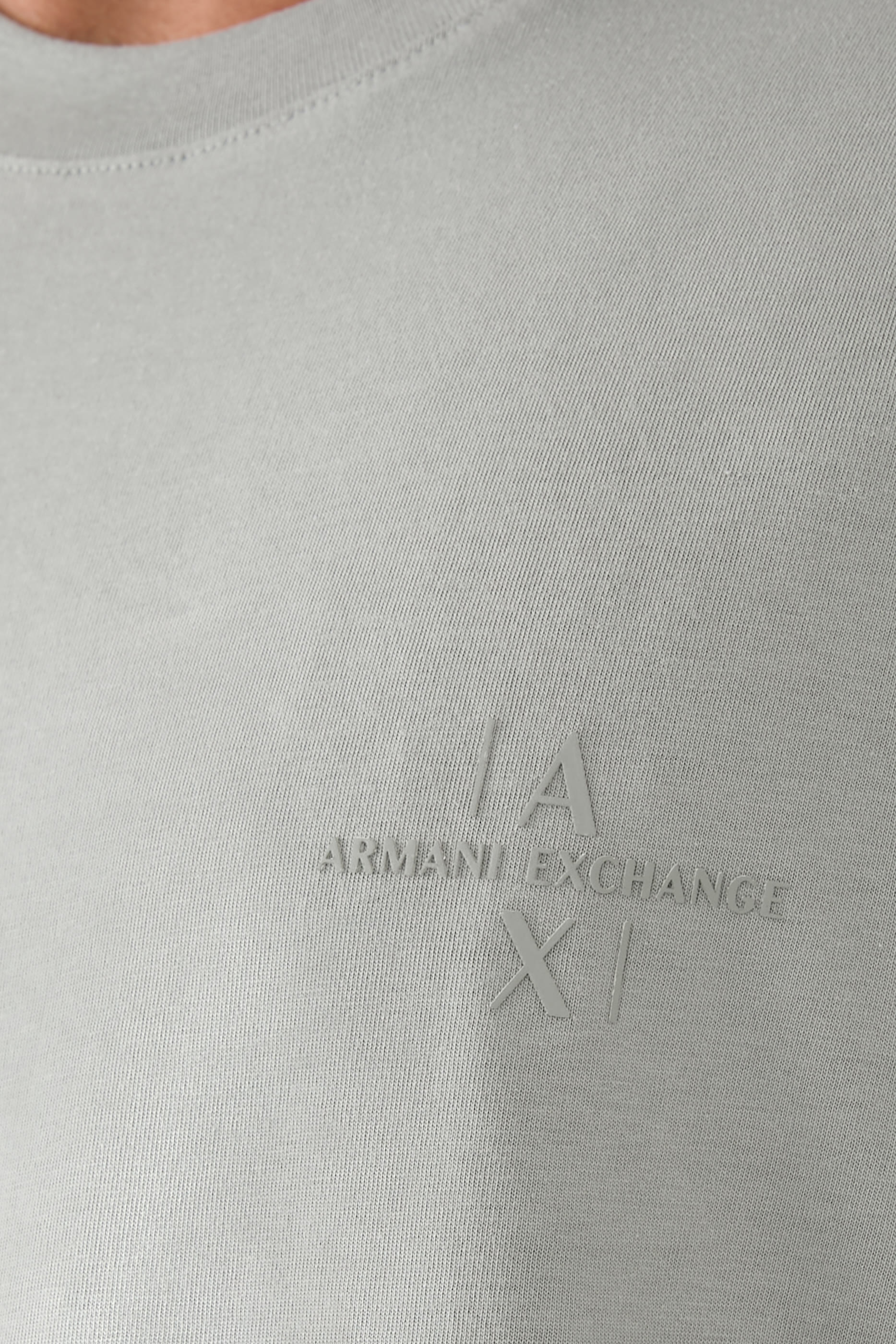 تيشيرت بقصة عادية مزين بشعار الماركة