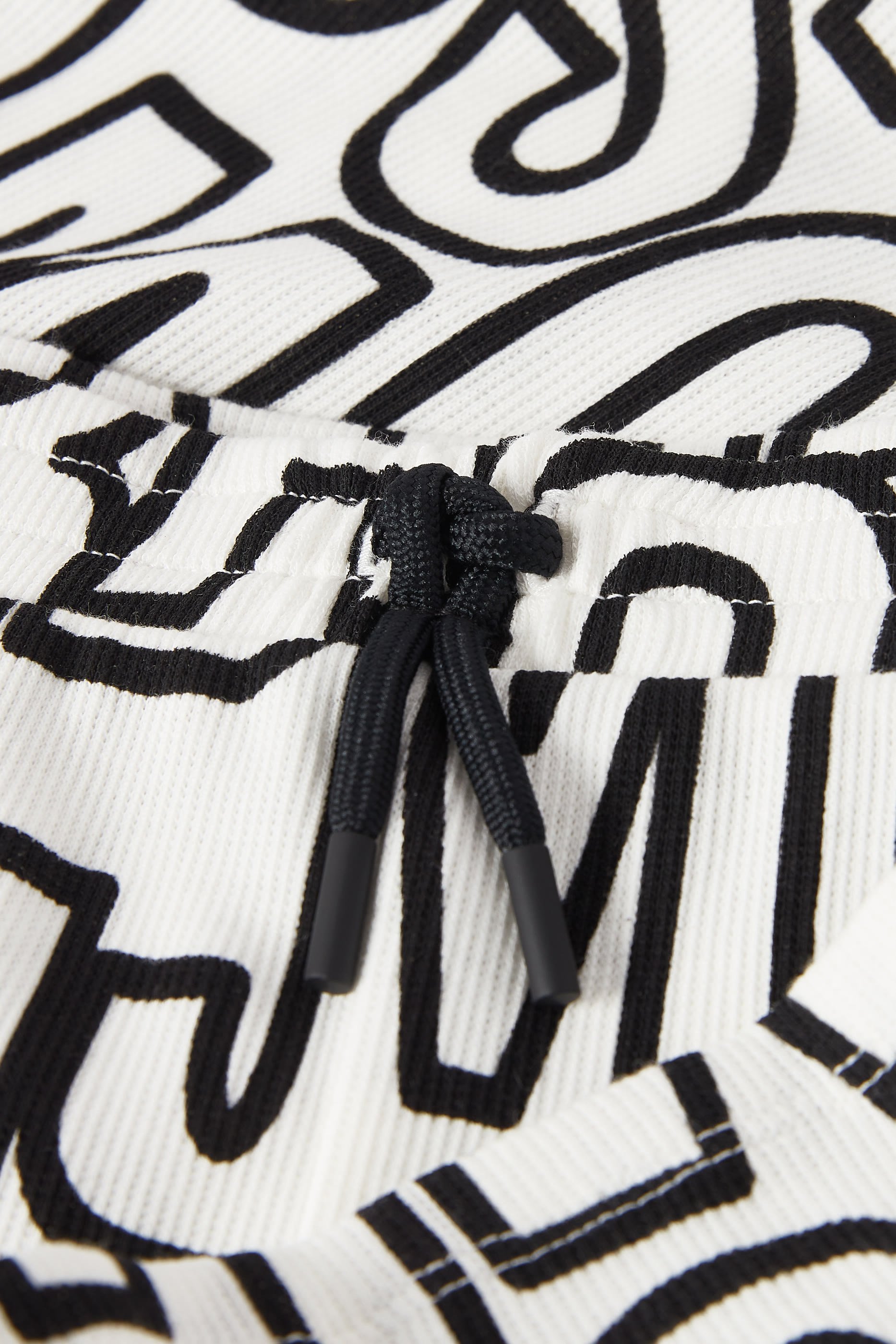 طقم تيشيرت وشورت بطبعة شعار الماركة للأطفال