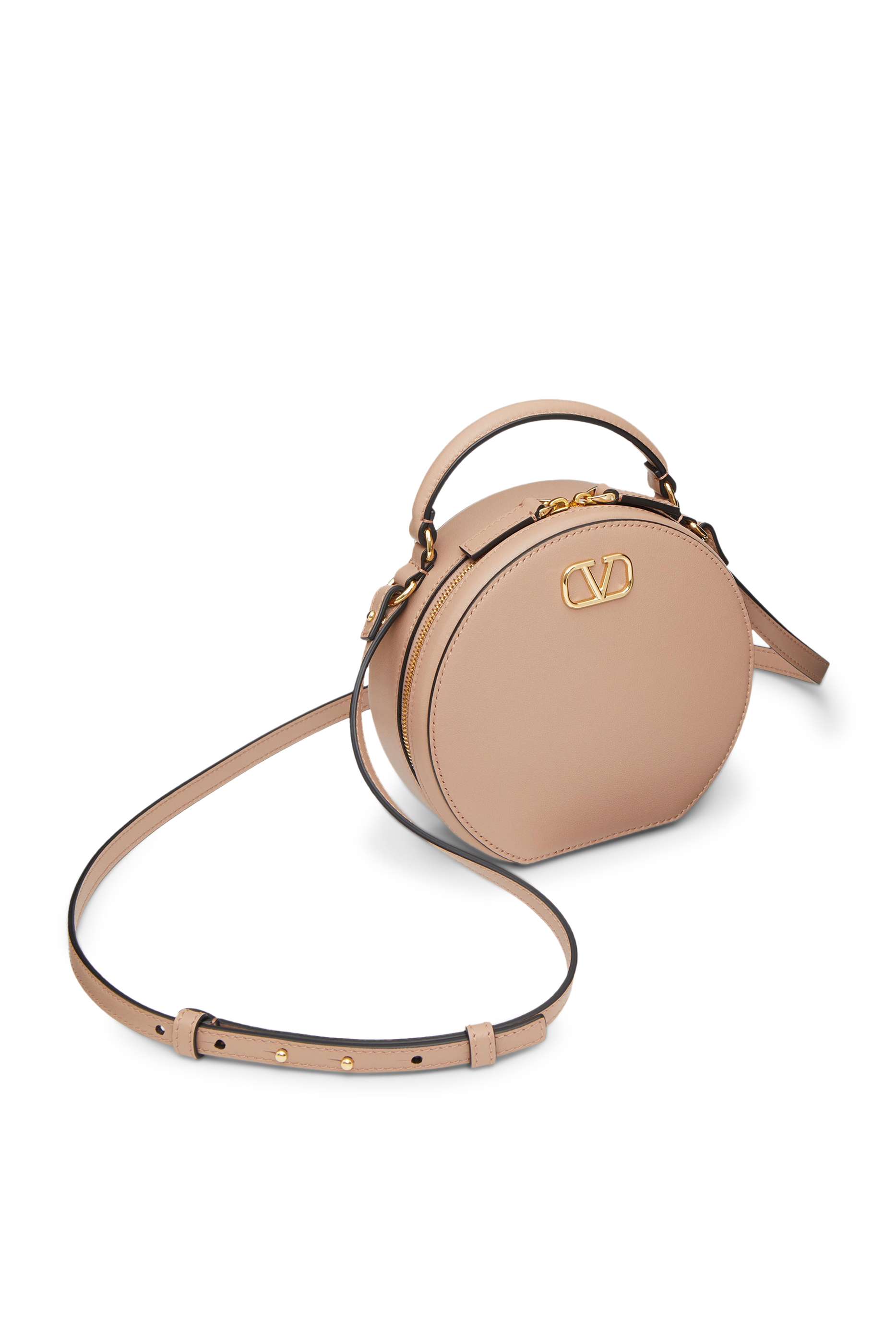 حقيبة صغيرة بشعار الماركة