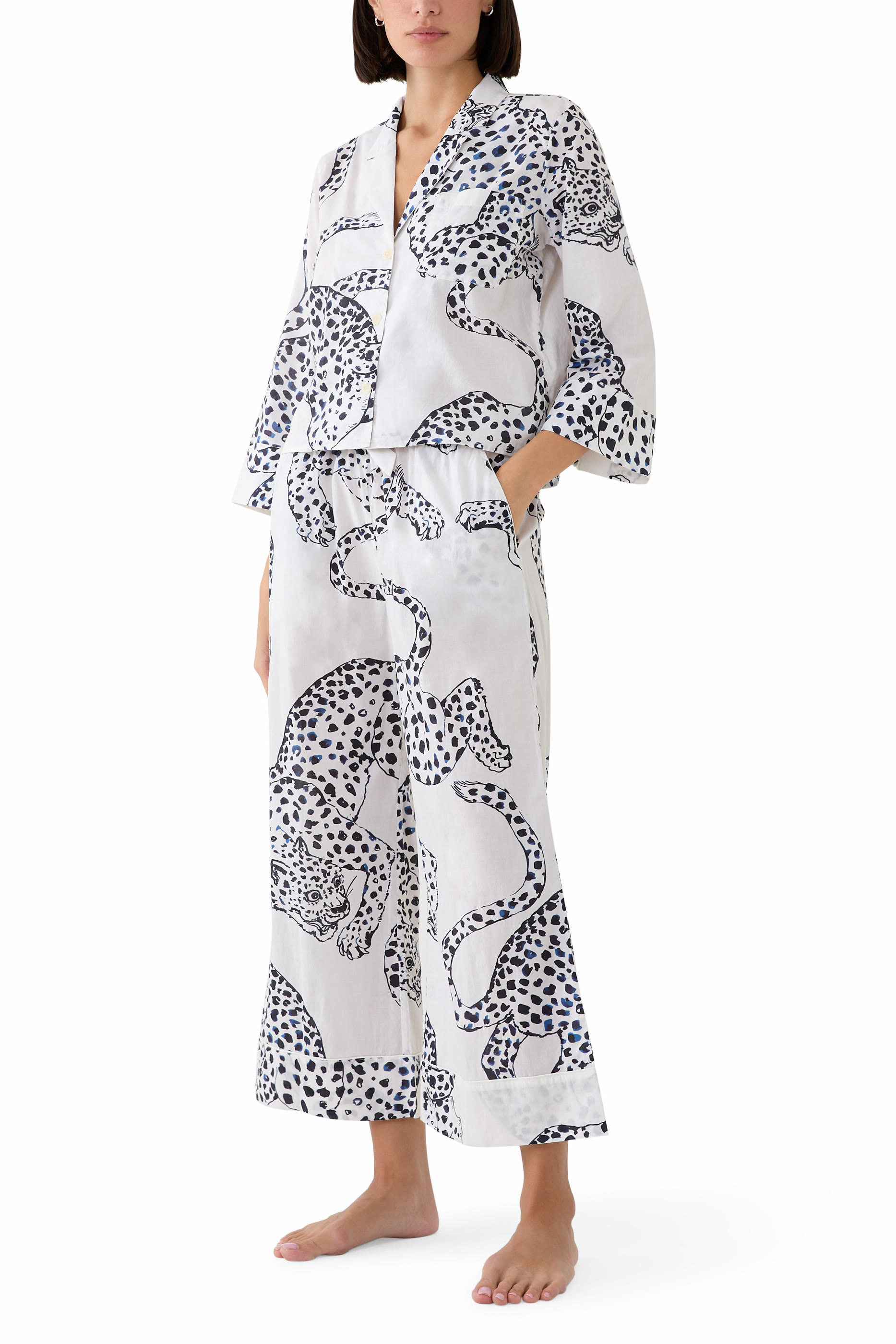 طقم قميص مربعة وبنطال بقصة ساق واسعة بنقشة نمر