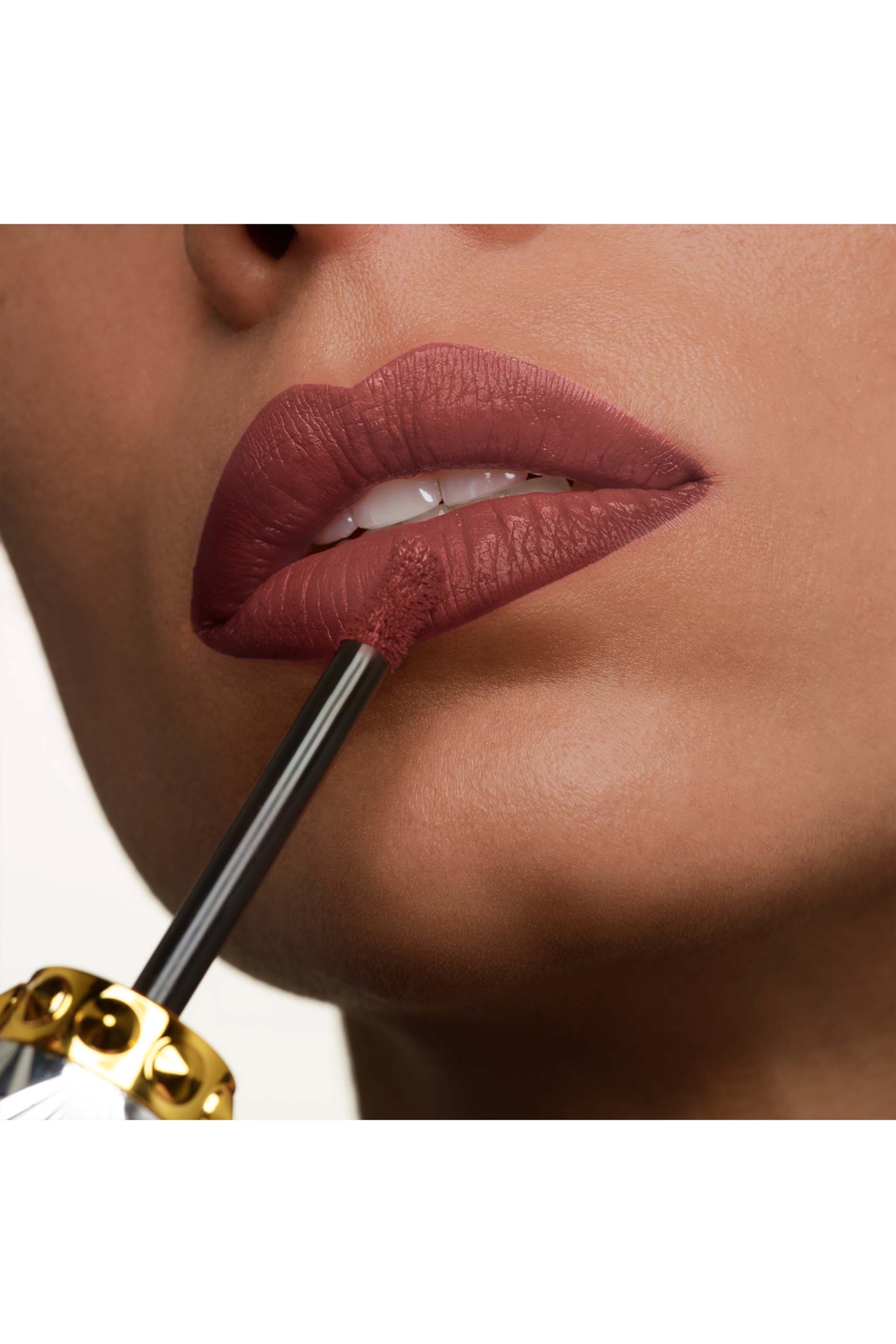 أحمر شفاه يتركيبة سائلة غير لامعة