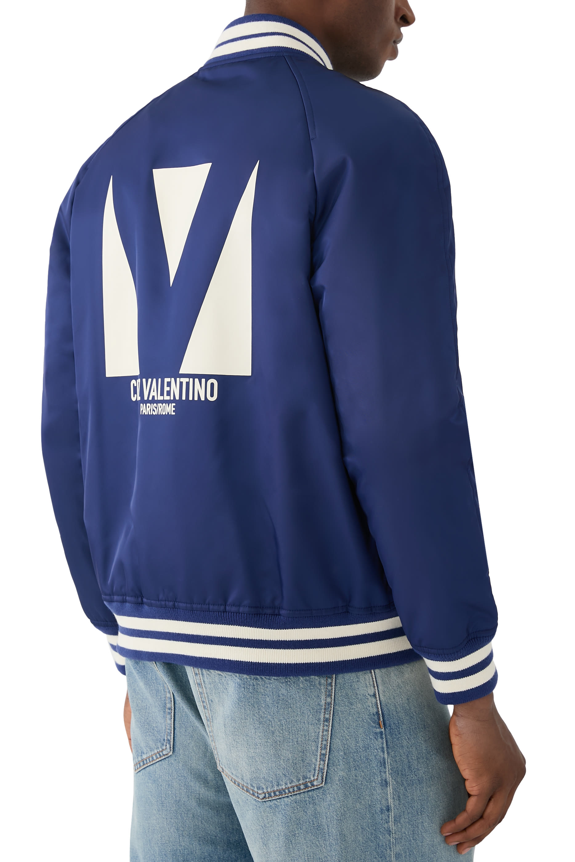 جاكيت بشعار الماركة