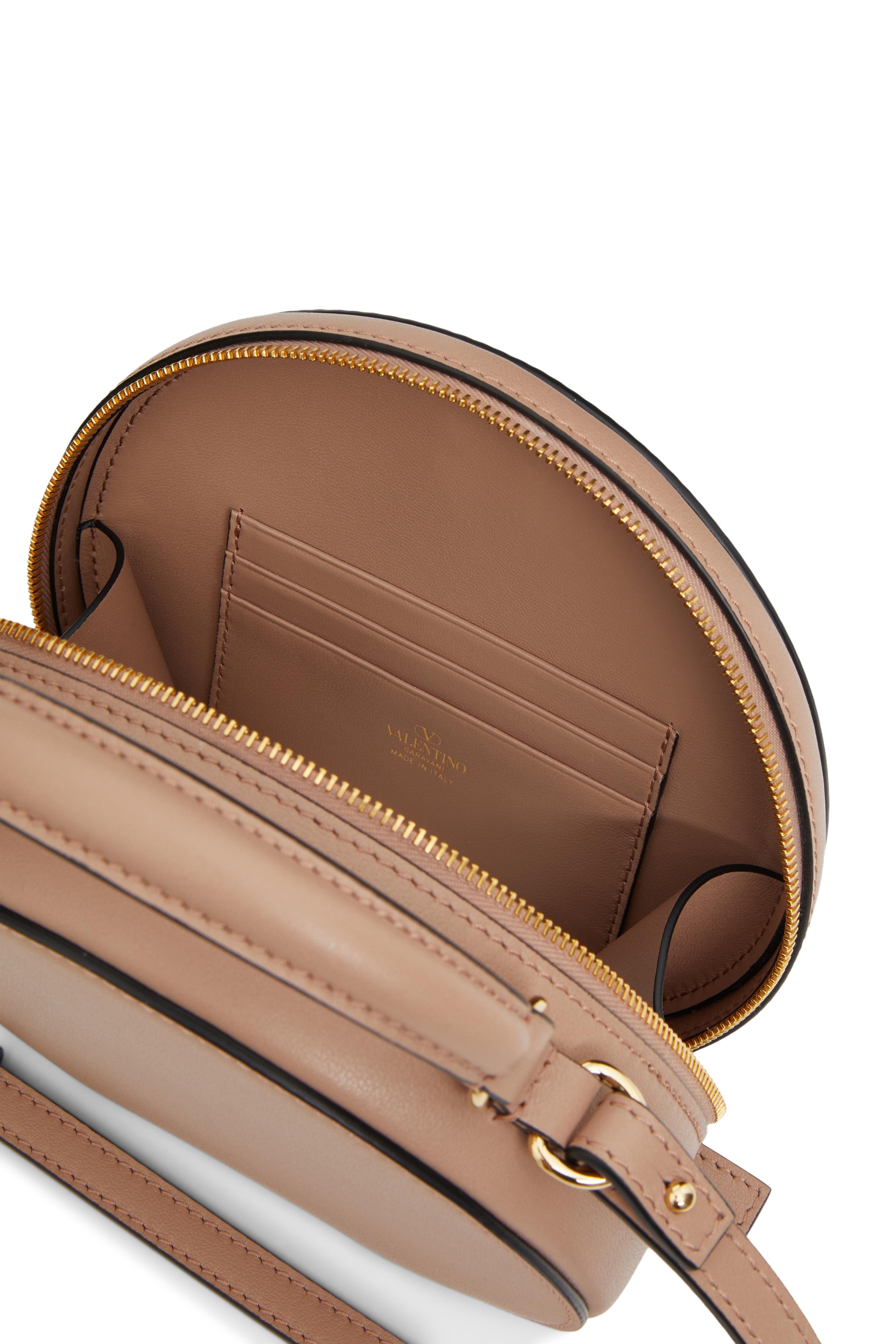 حقيبة صغيرة بشعار الماركة