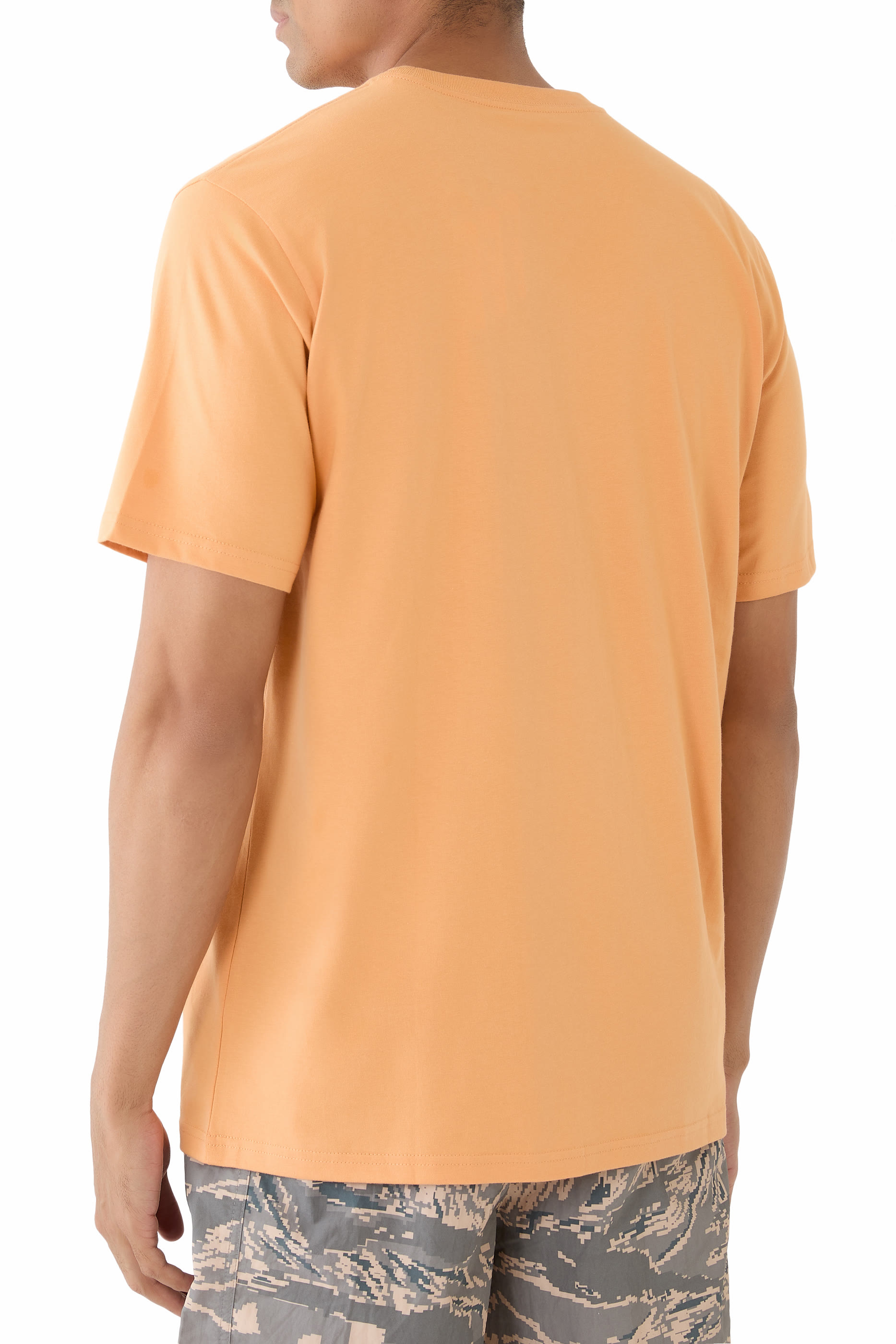 تيشيرت بشعار الماركة عند الجيب