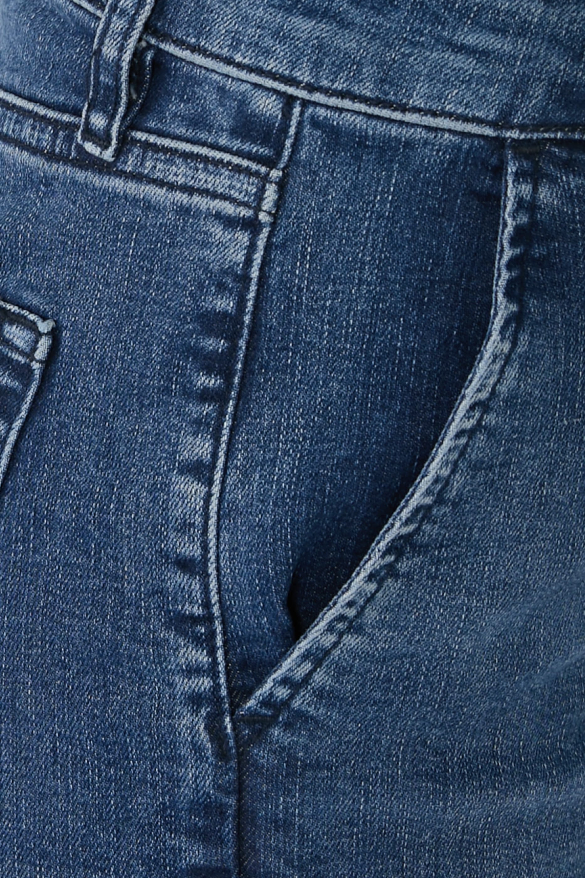 بنطال بقصة مستقيمة