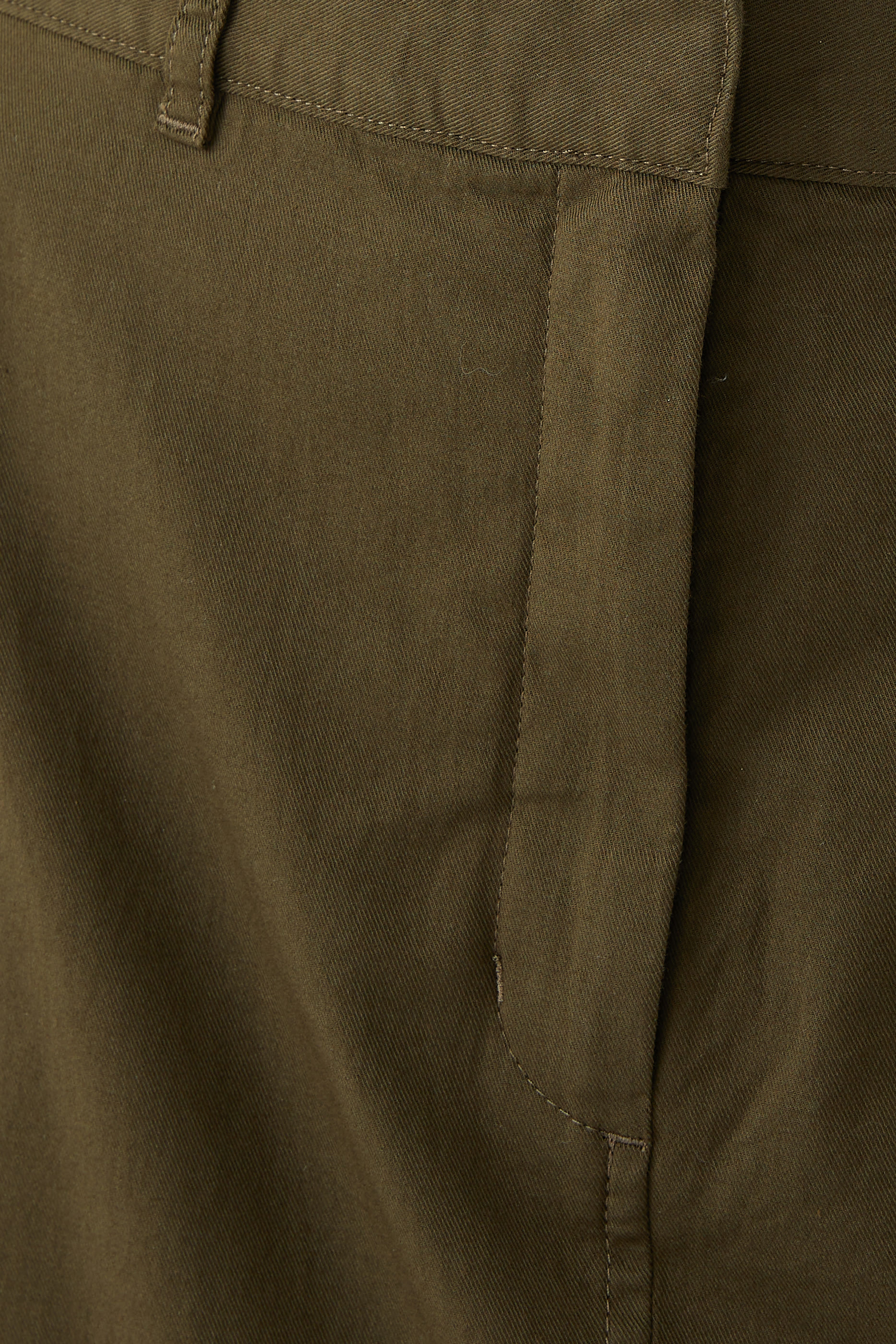 تنورة طويلة بفتحة في الأمام