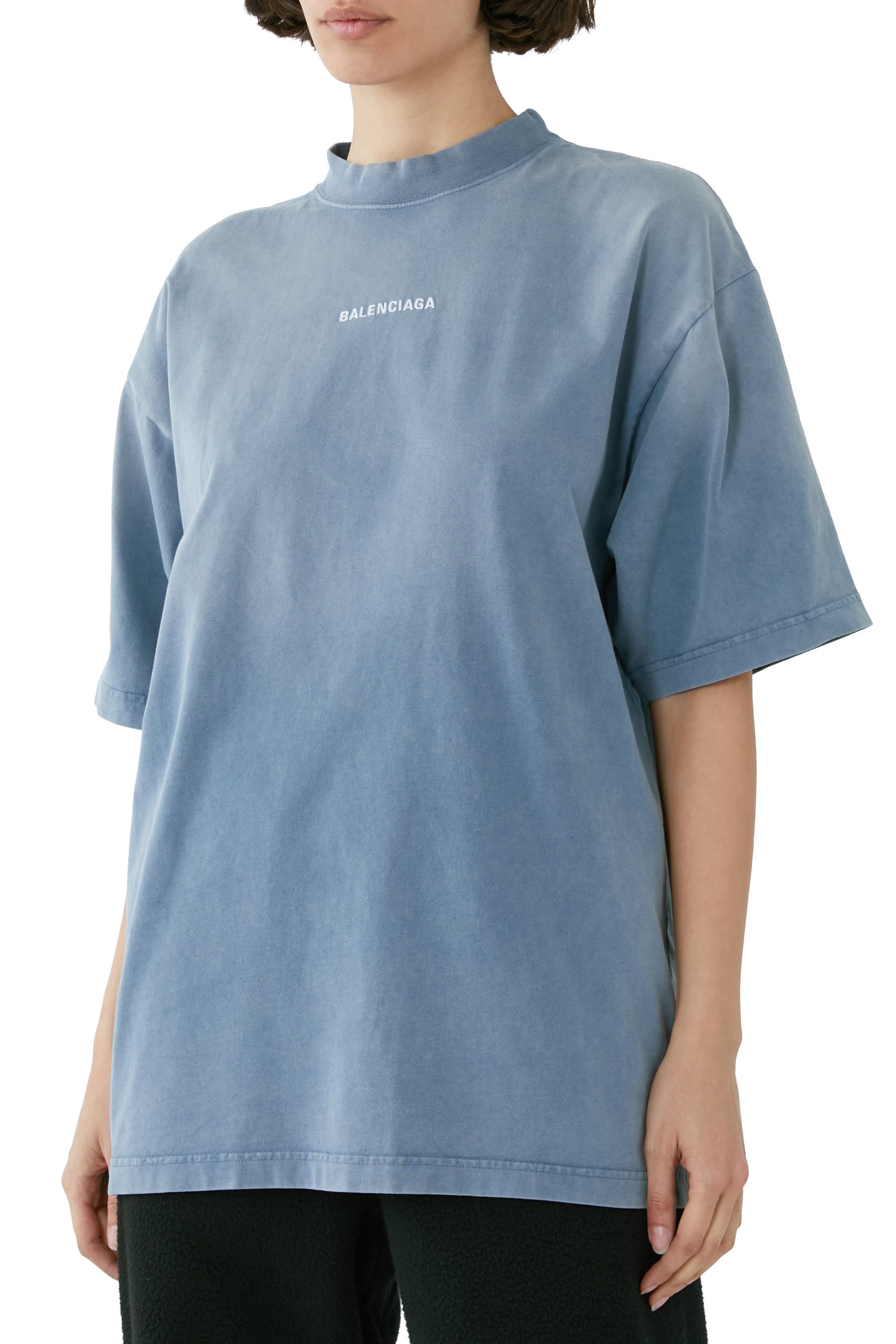 تيشيرت بطبعات شعار الماركة