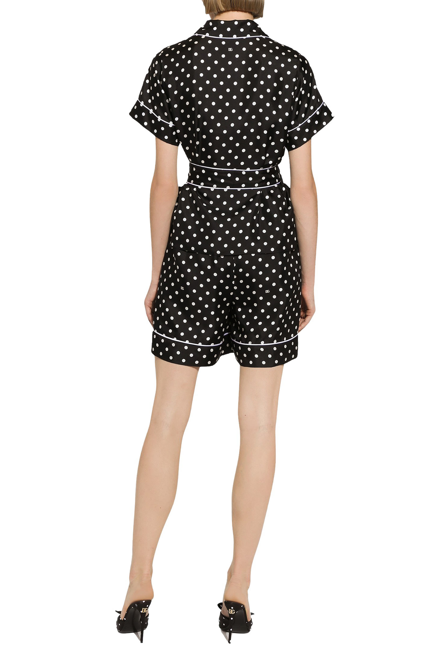 قميص بجاما حرير بأكمام قصيرة وطبعات نقاط