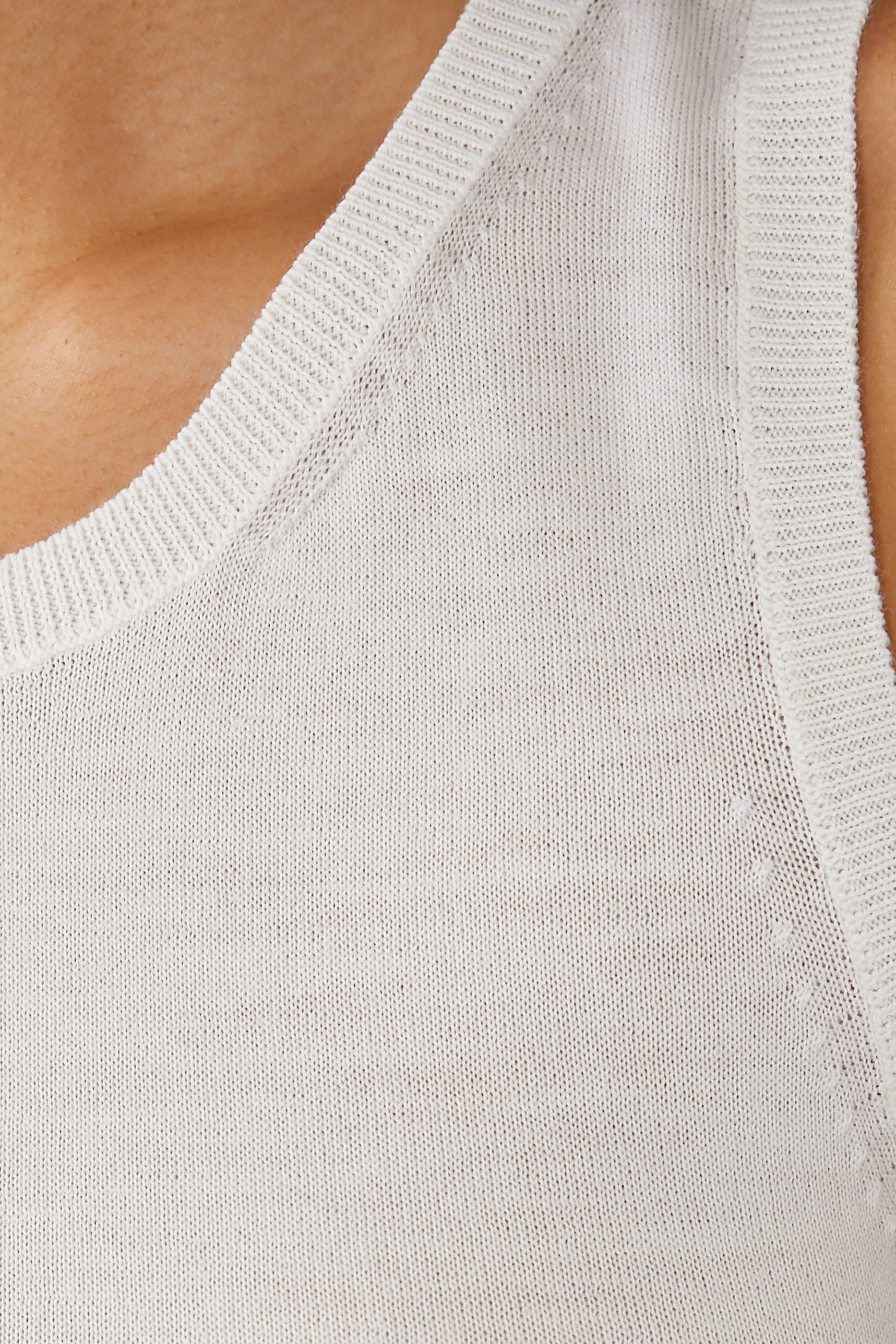 بلوزة تومي بلا أكمام