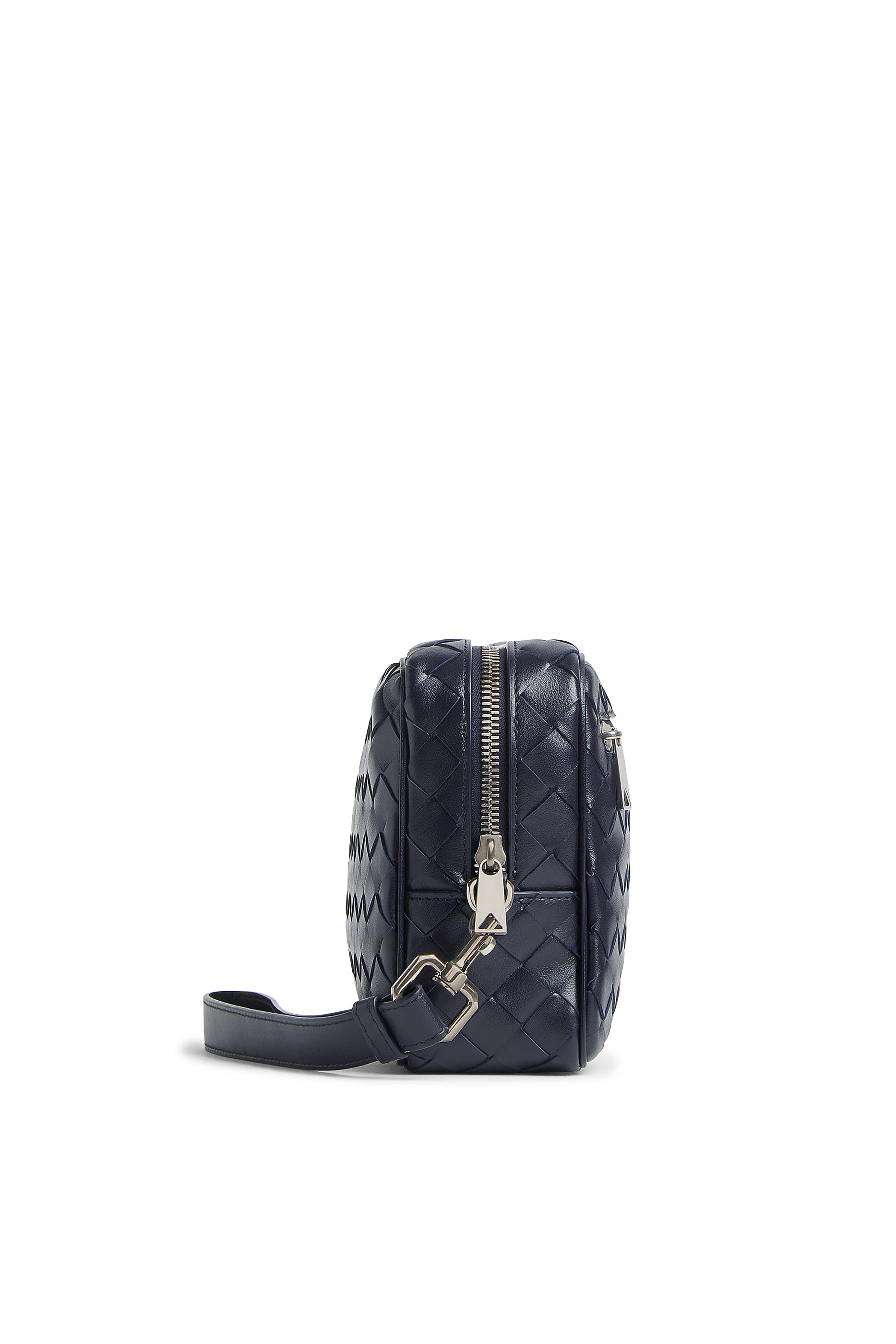 حقيبة صغيرة بتصميم مجدول وحمالة معصم