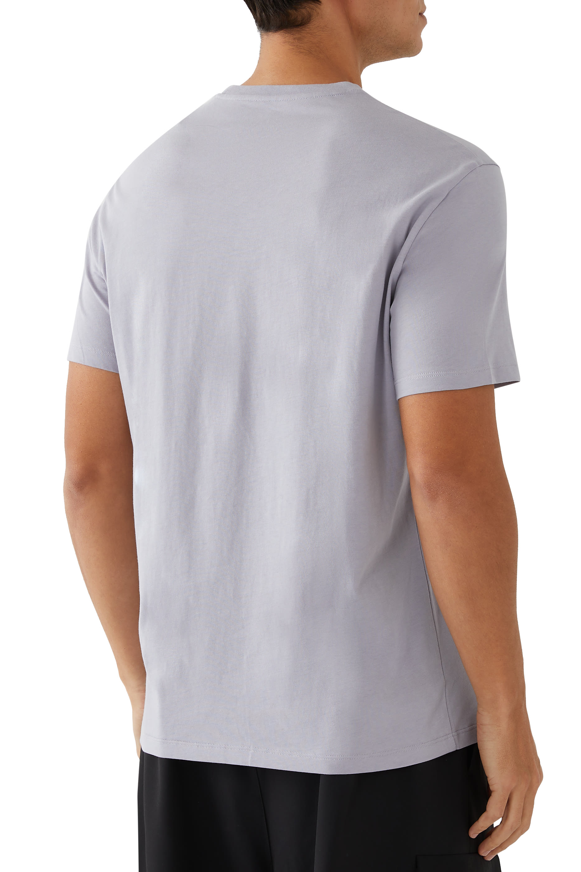 تيشيرت بشعار الماركة بقصة عادية