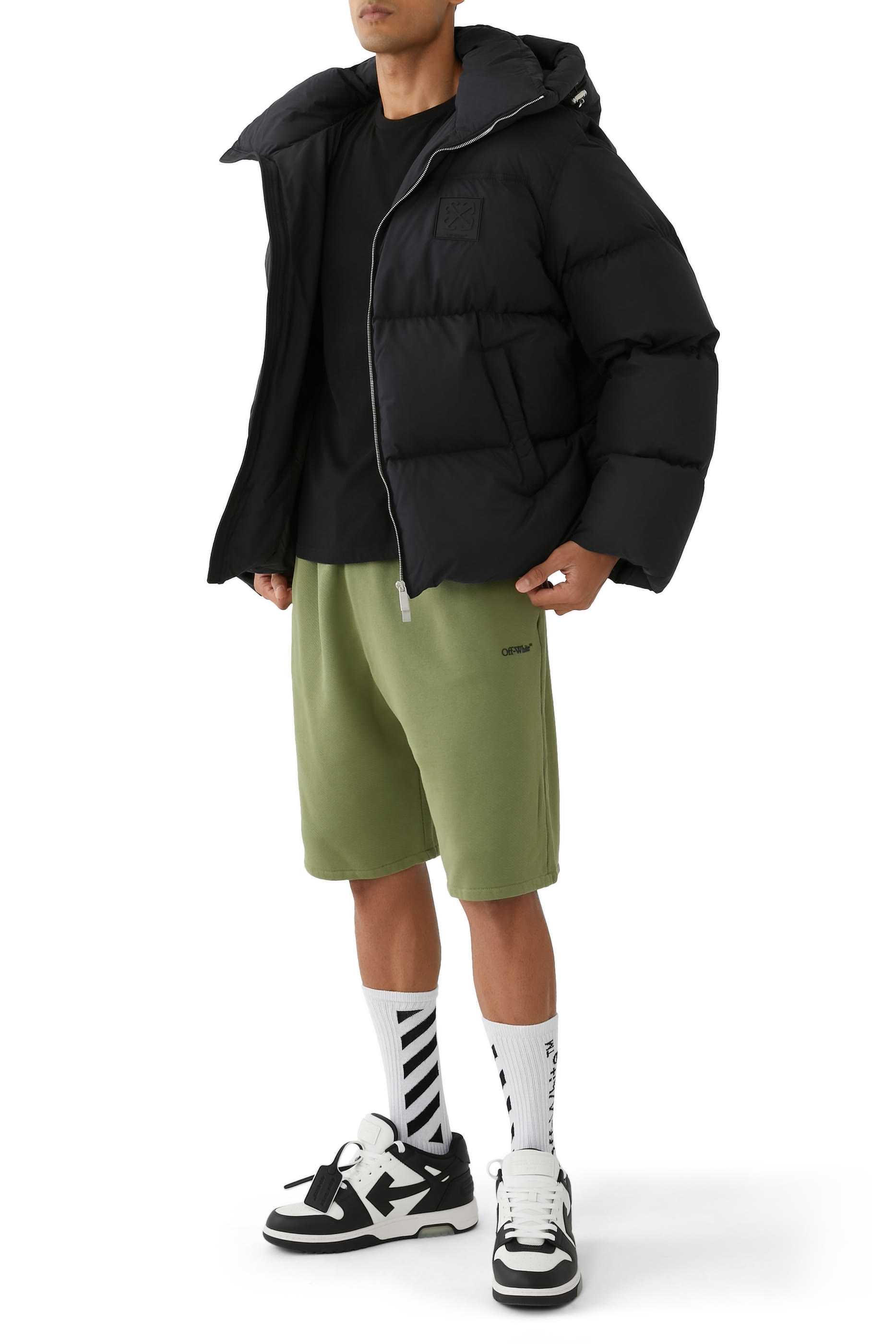 شورت رياضي بشعار أسهم بتصميم مشوش