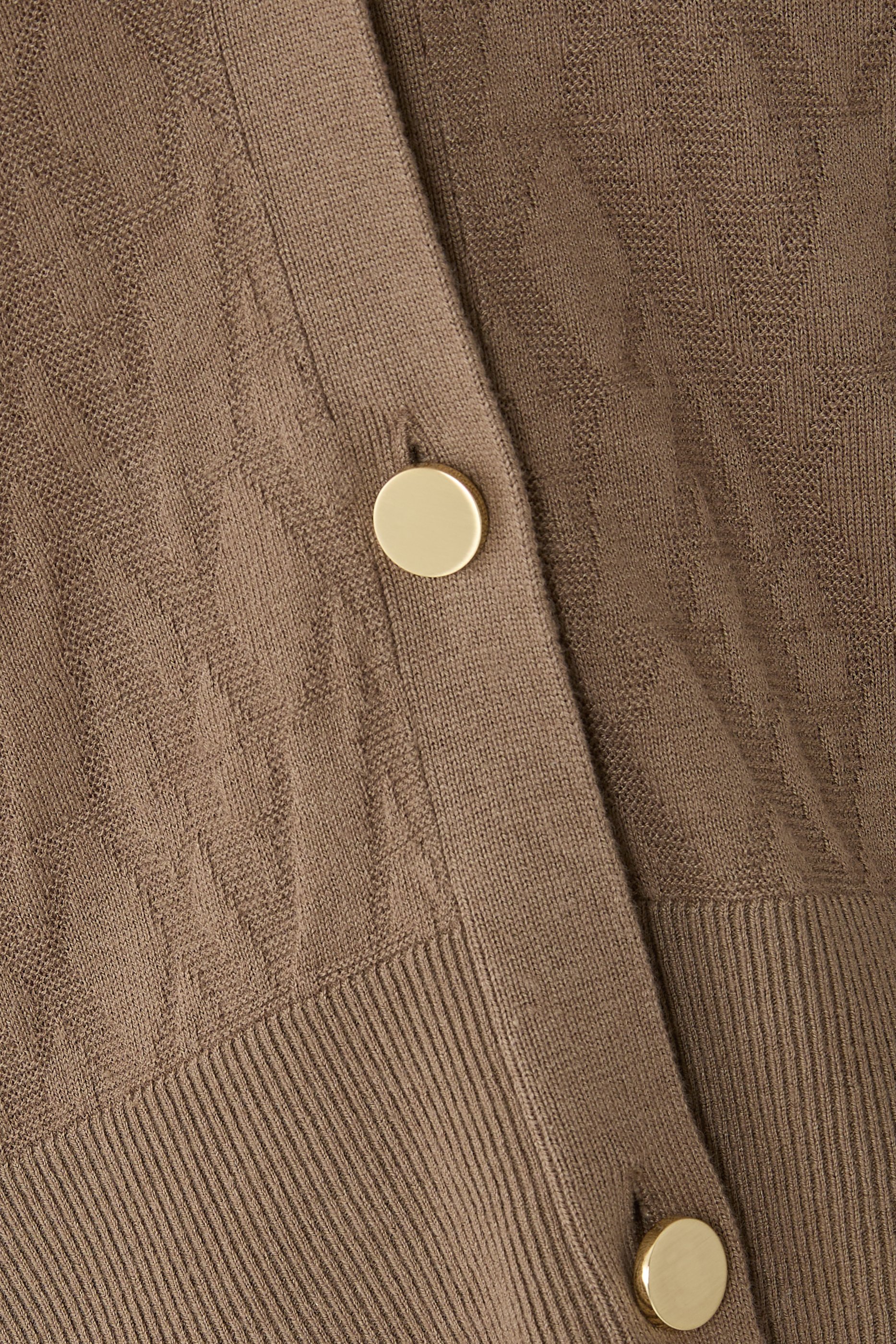 كارديجان بأزرار وحروف شعار الماركة