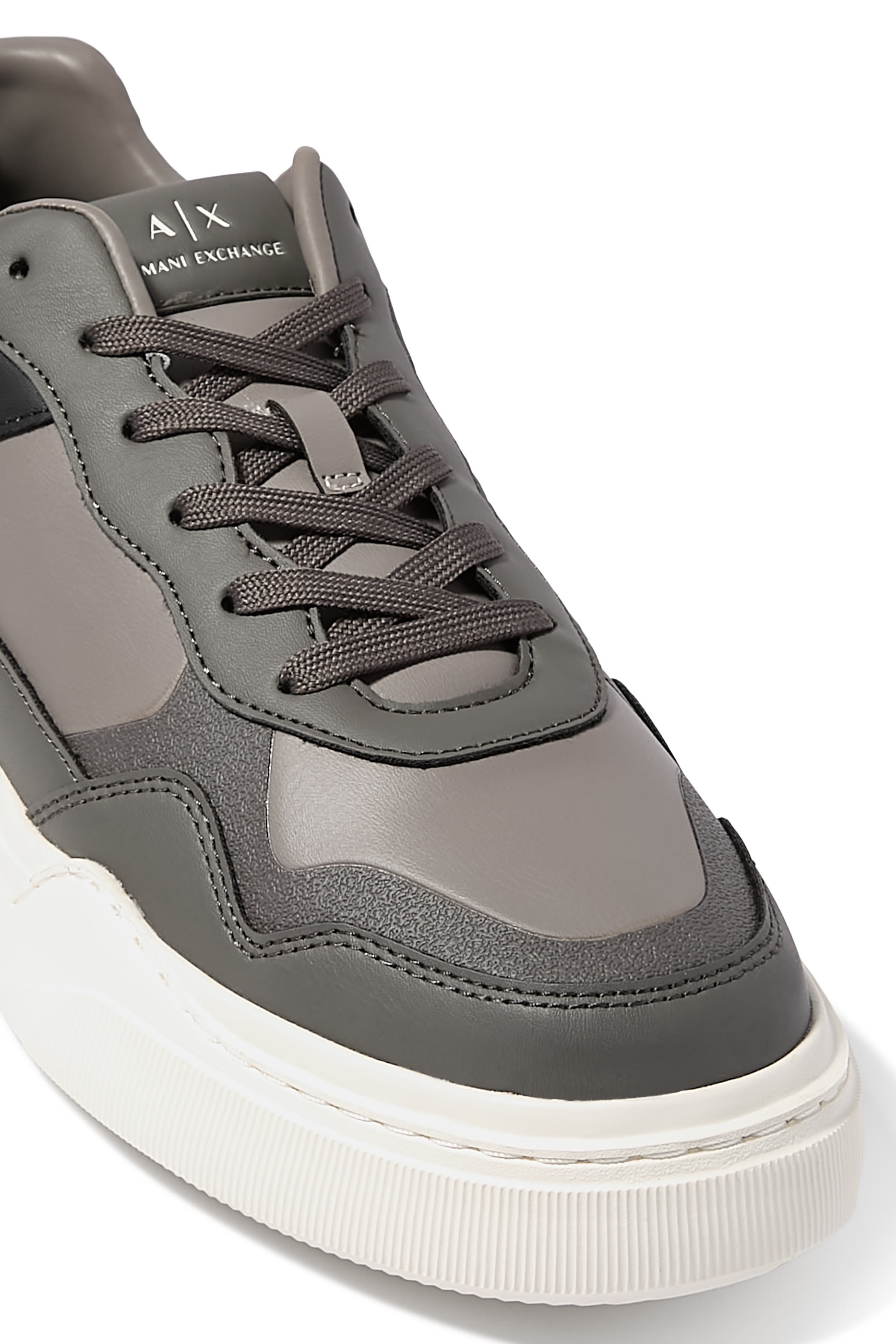 سنيكرز مزين بحياكة جلد صديق للبيئة