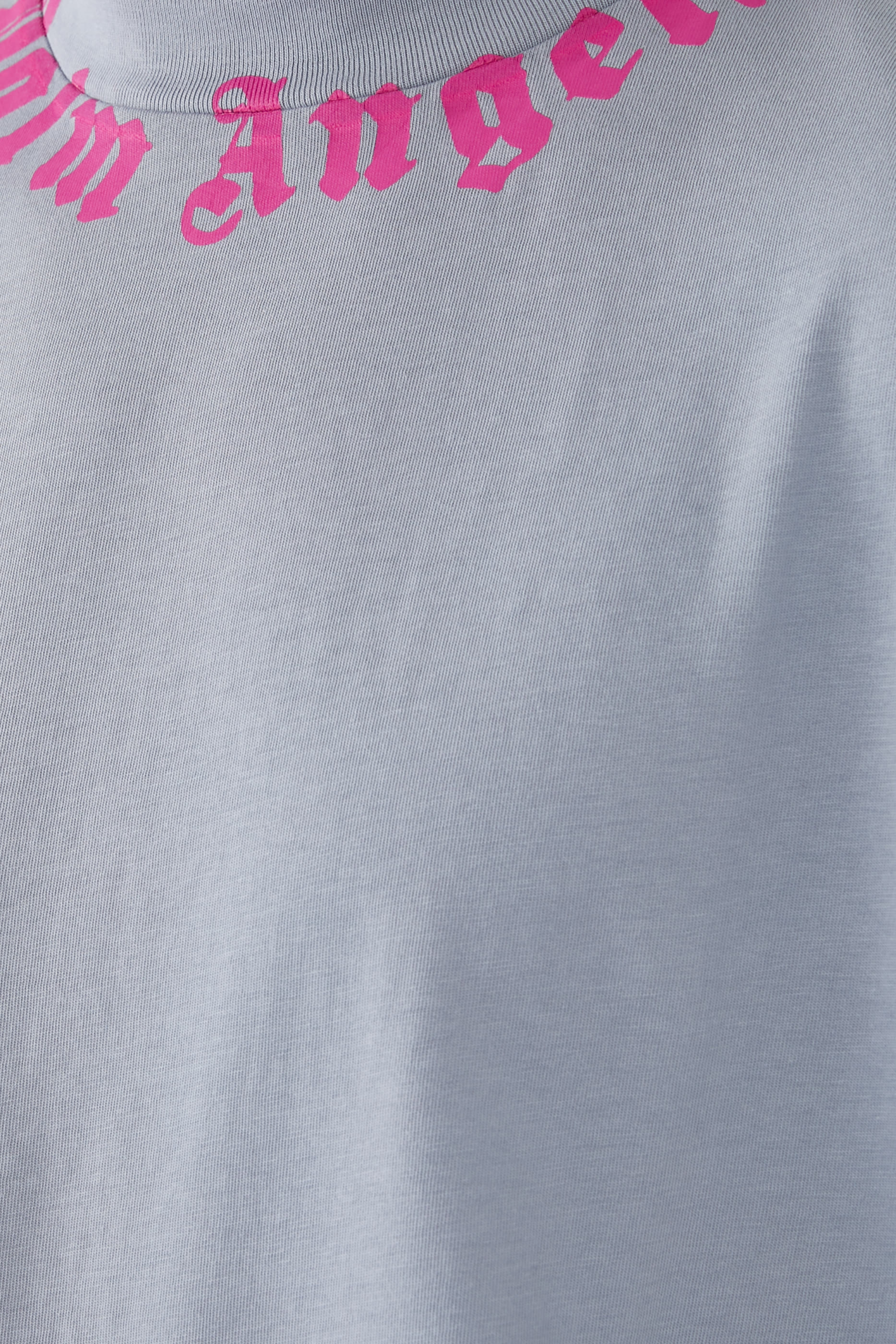 تيشيرت بشعار الماركة عند العنق