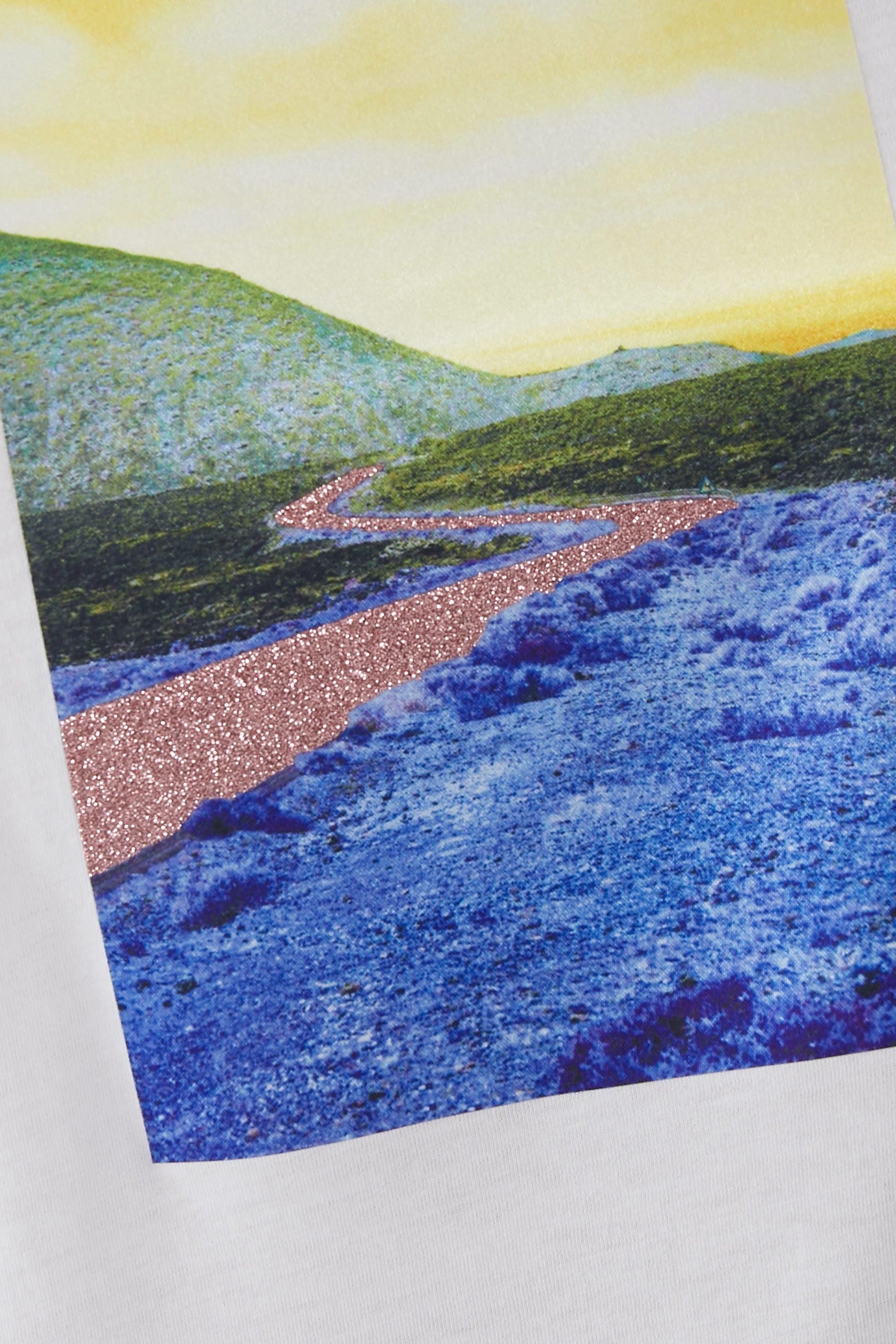 تيشيرت بطبعة غرافيك