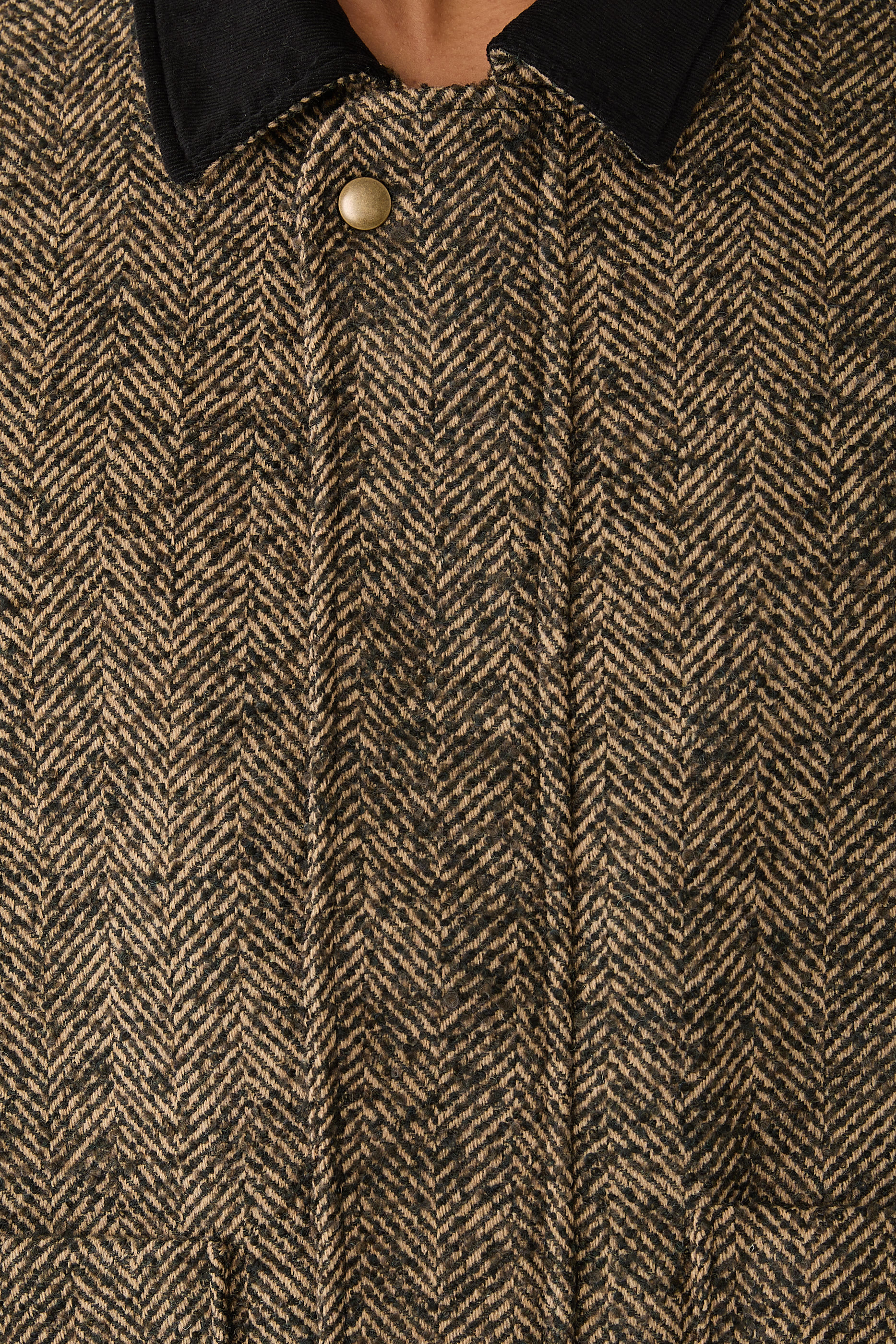 جاكيت بقصة مريحة وياقة مغايرة