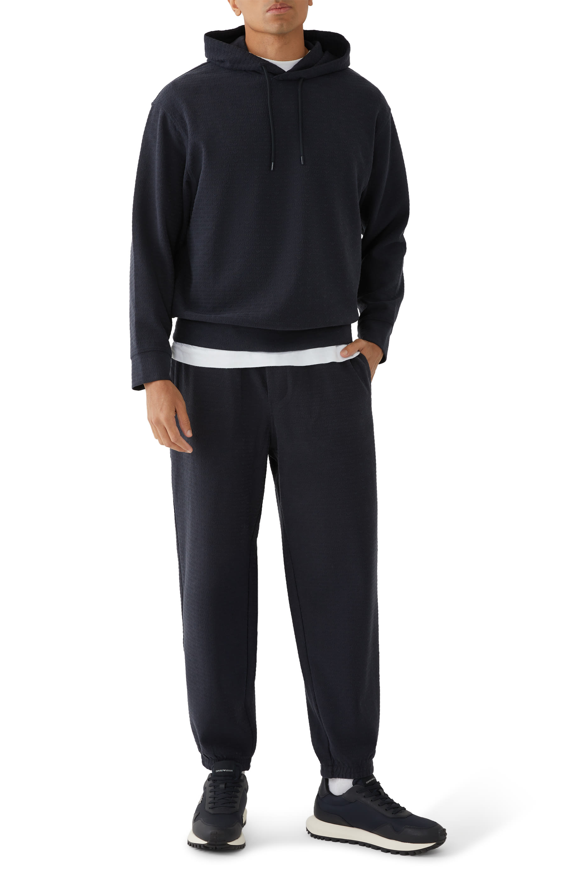 بنطال رياضي برياط تضييق وشعار الماركة صغير