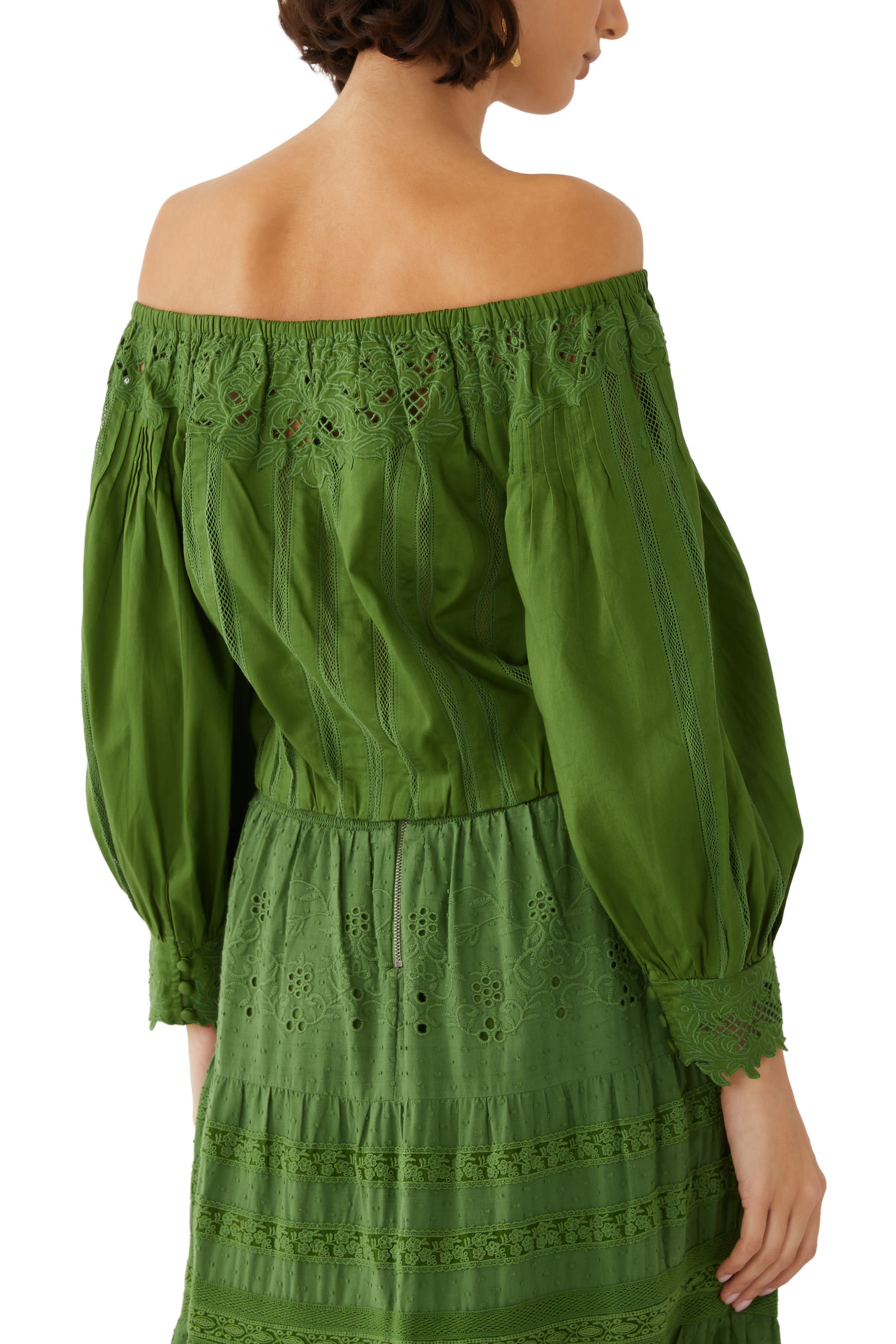 بلوزة نان مطرزة بأكتاف مكشوفة